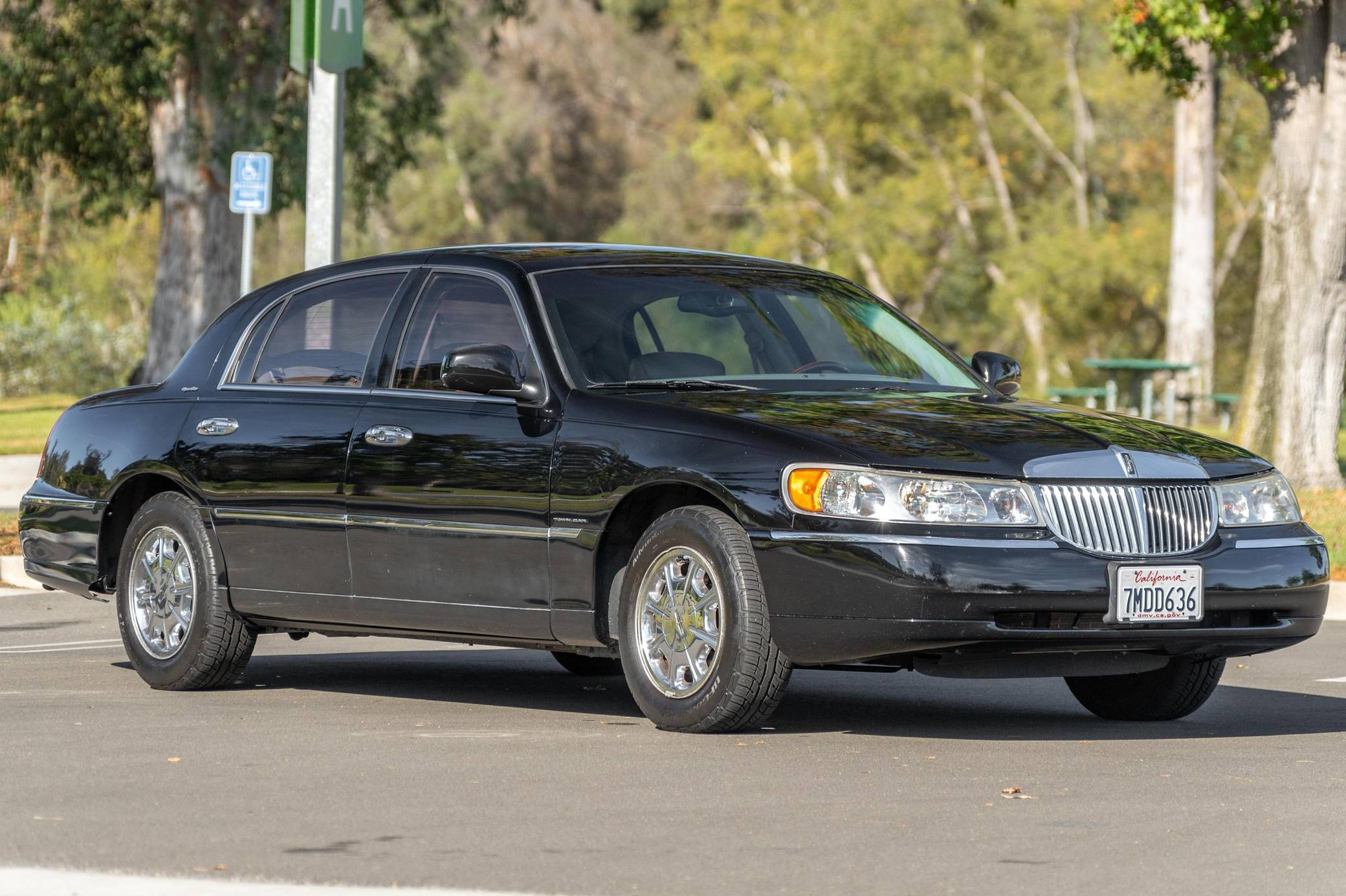 2001 Lincoln Town Car на паркинг Тапет