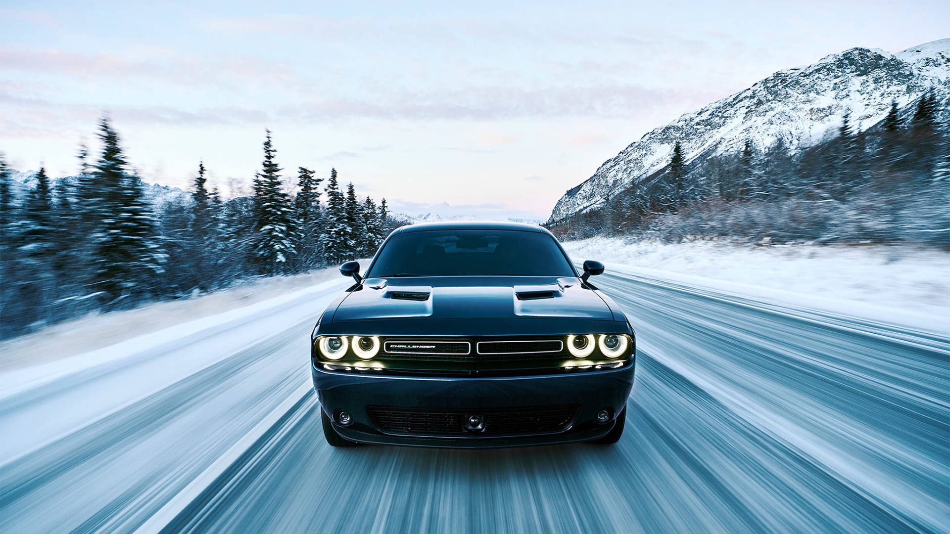 2017 Син Dodge Challenger през зимата Тапет