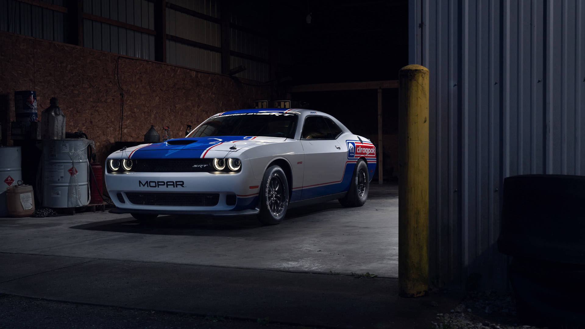 2021 Бял и син Dodge Challenger Тапет