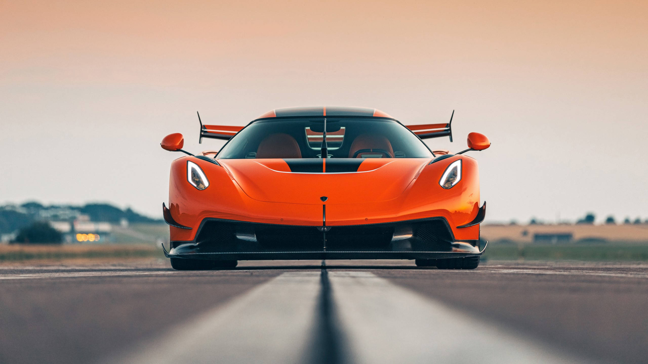 2560x1440 Оранжева кола Koenigsegg Jesko Тапет