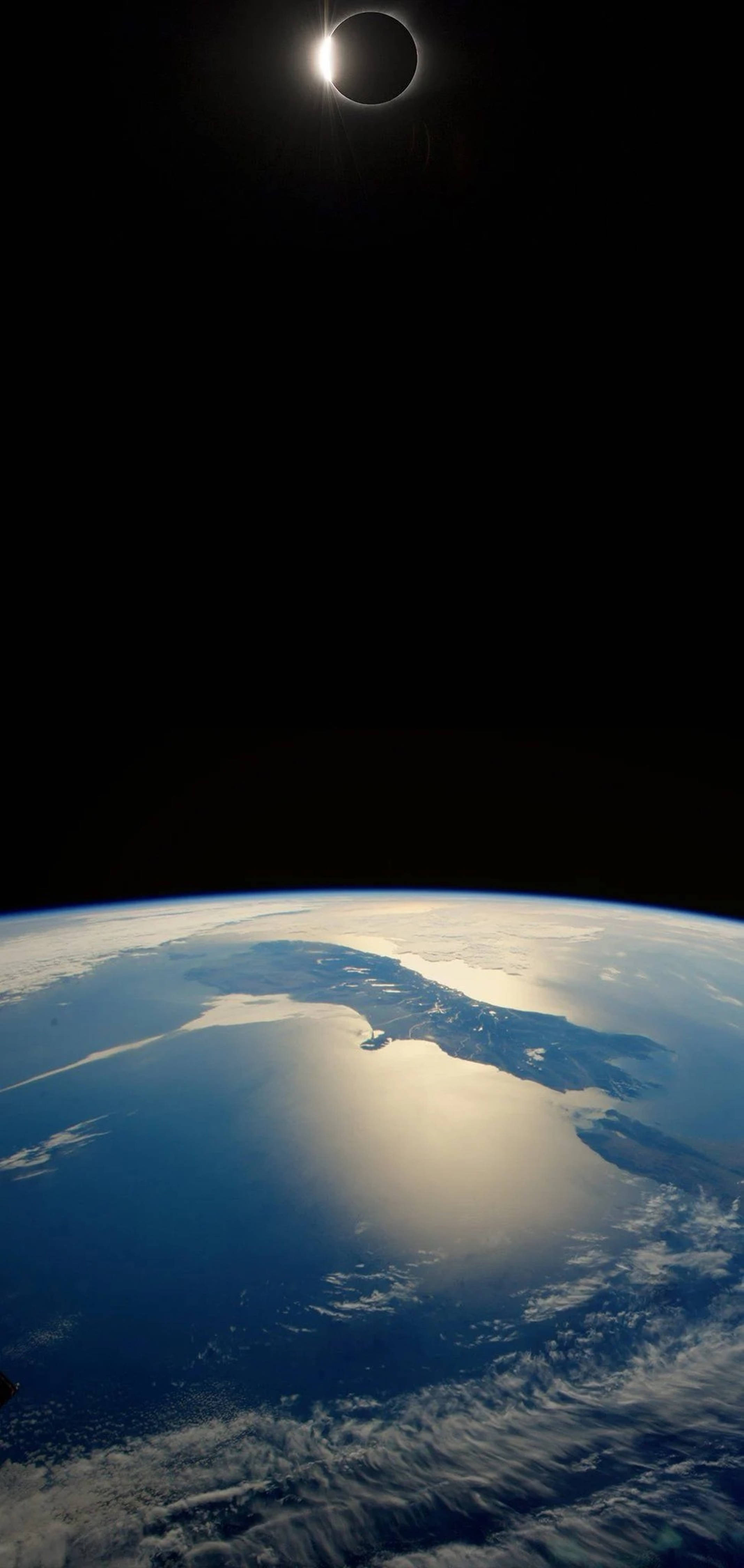 Земя и Луна в отвор 4K Тапет