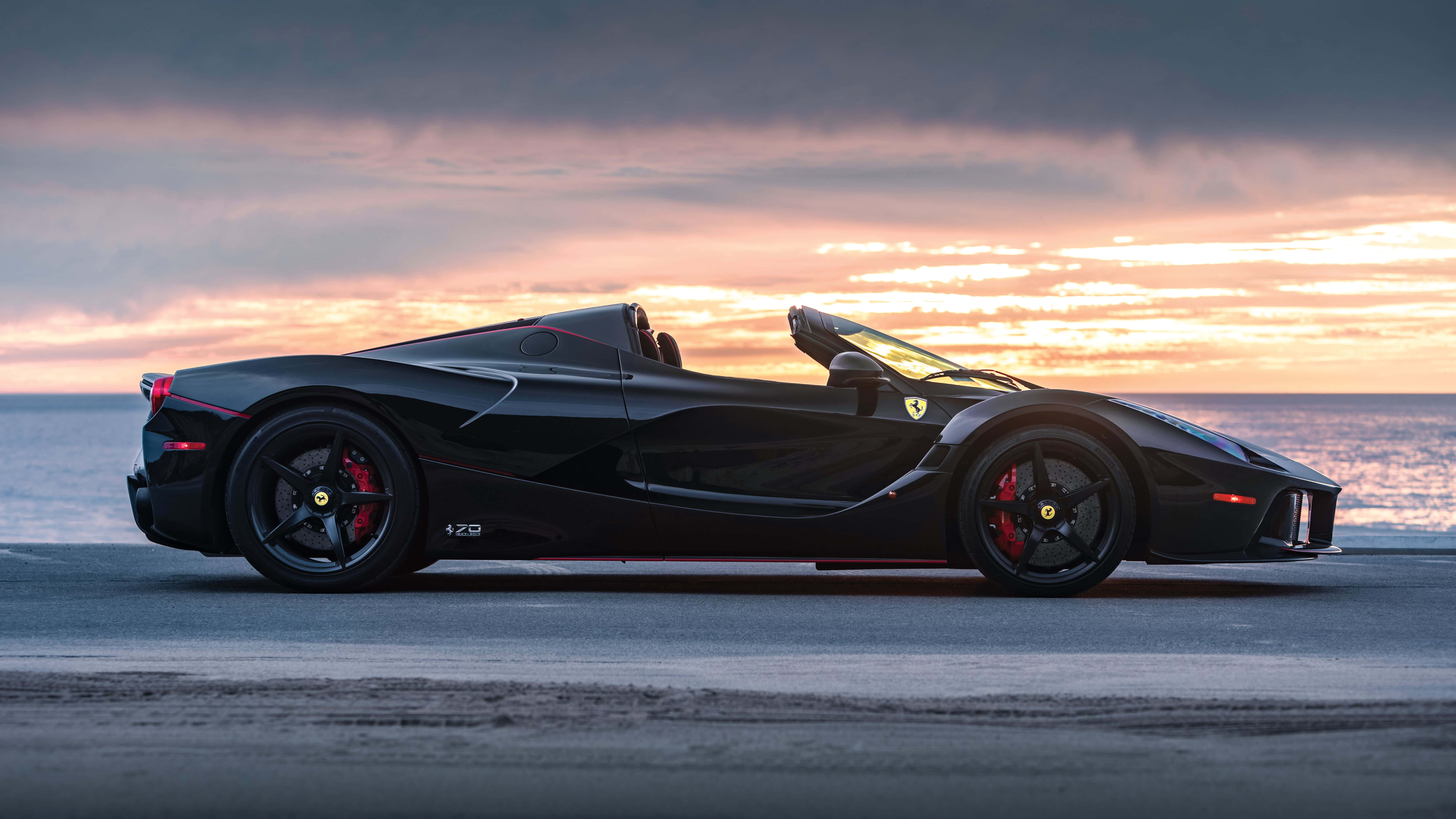 Черен автомобил 4K Ferrari Залез на плажа Тапет