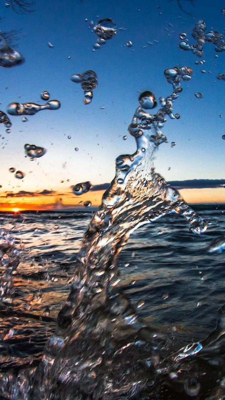 8K Пръски Вода от iPhone в Морските Вълни Тапет
