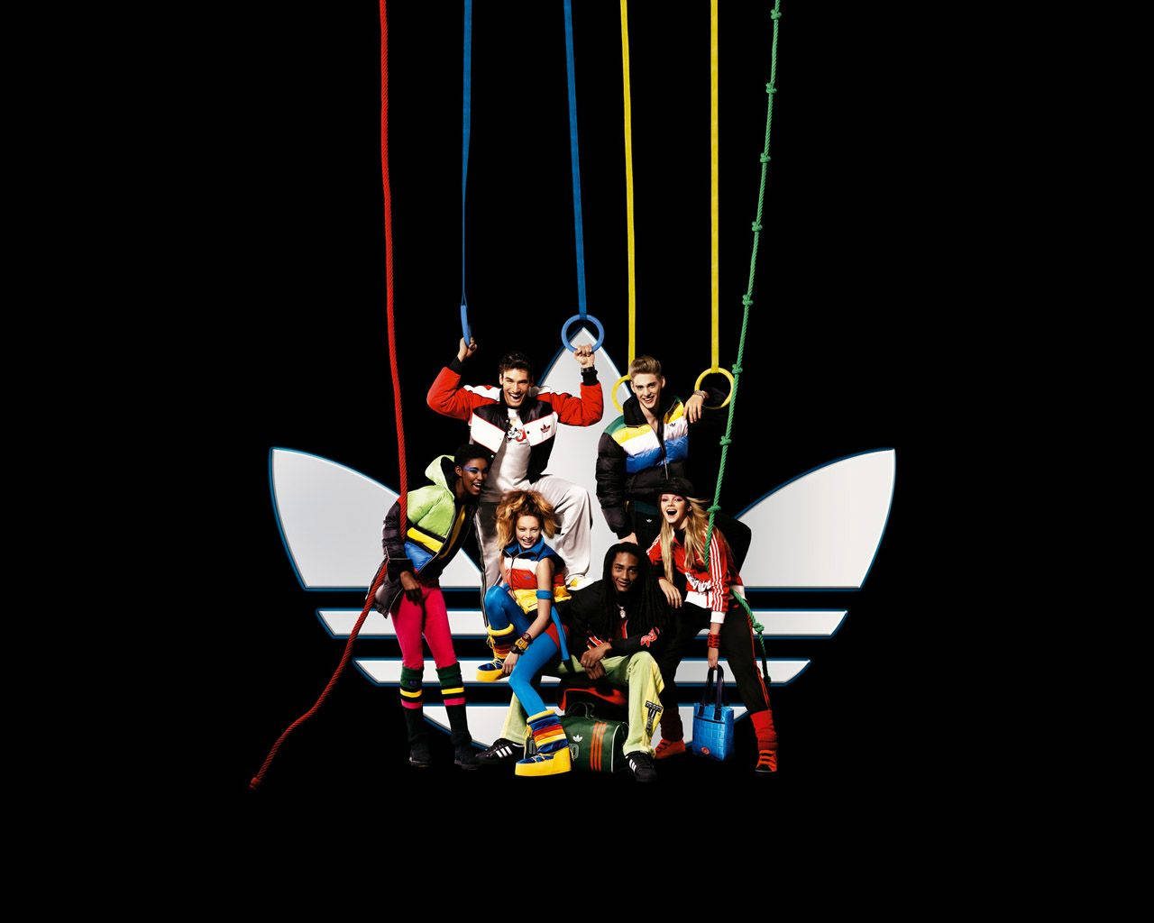 Лого на марка Adidas и тийнейджъри модели Тапет