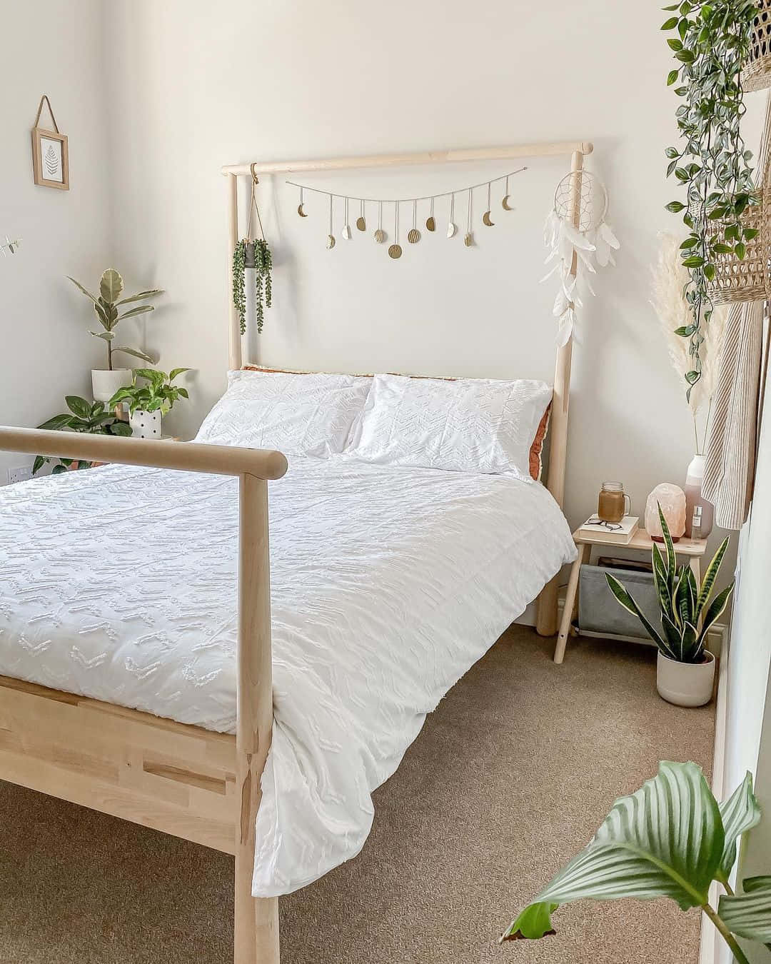 Открийте красотата на живота в Aesthetic White Тапет