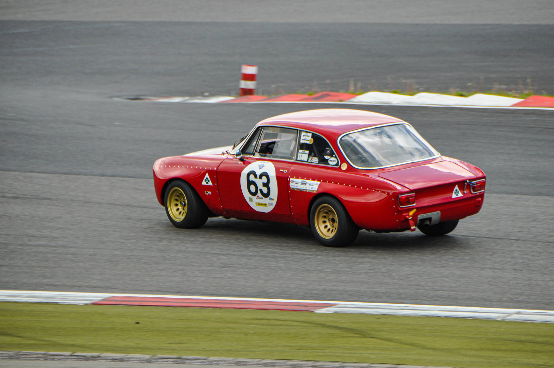 Тапет на състезателния автомобил Alfa Romeo Giulia GTA Corsa купе.