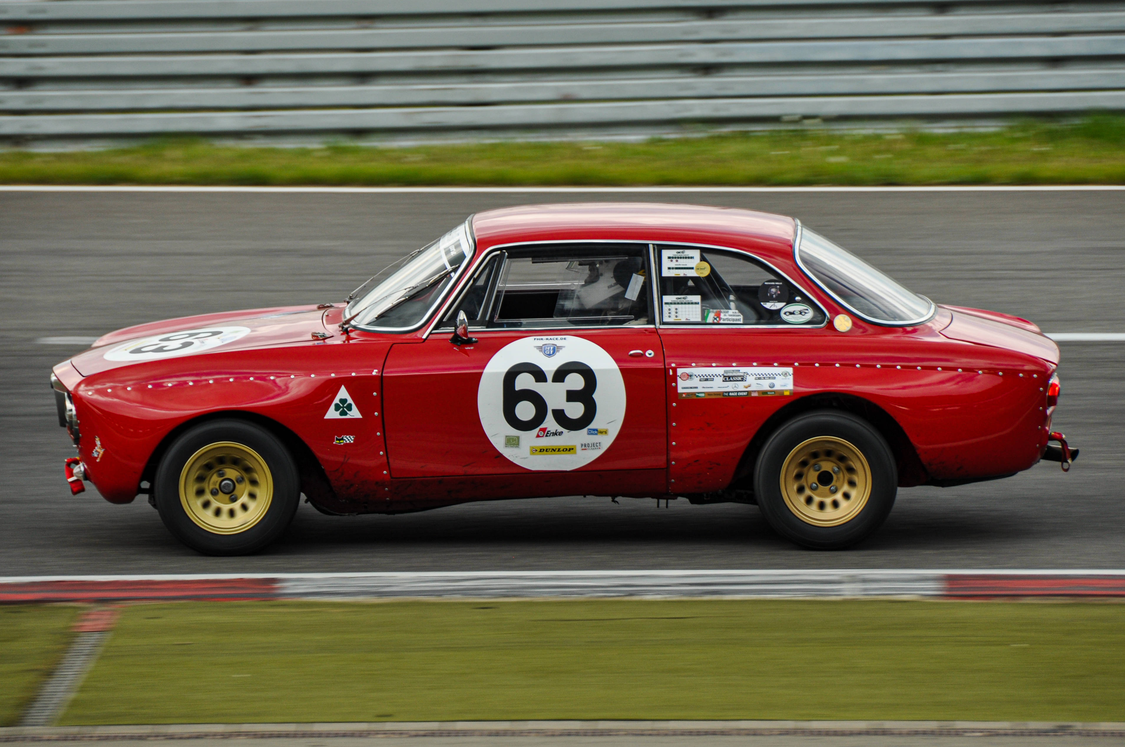 „Готови, старт, състезание! Alfa Romeo GTA излиза на пистата“ Тапет