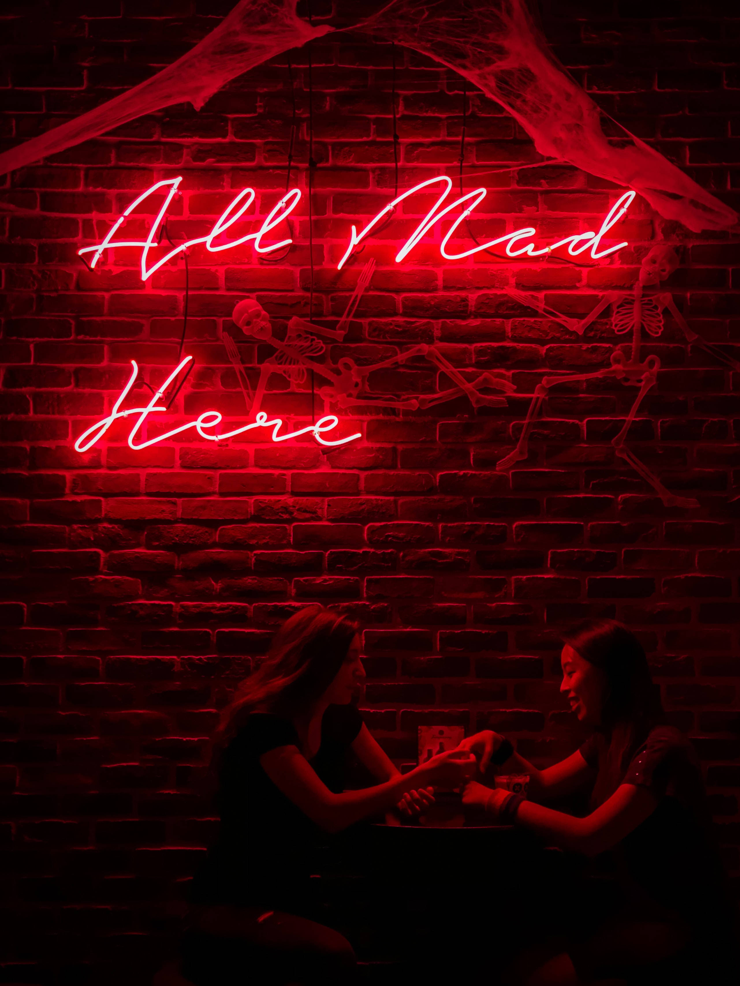 Неонова табела „All Mad Here“ Тапет