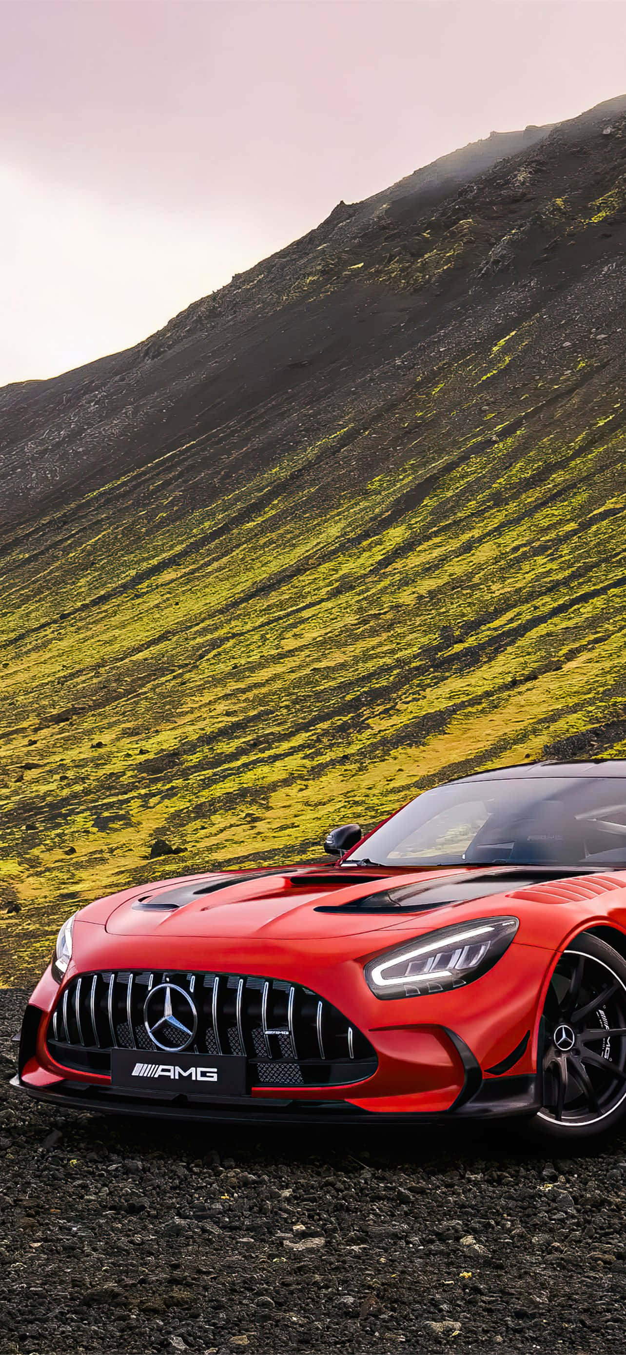 Оранжев фон за Android с AMG GT-R на хълм Тапет