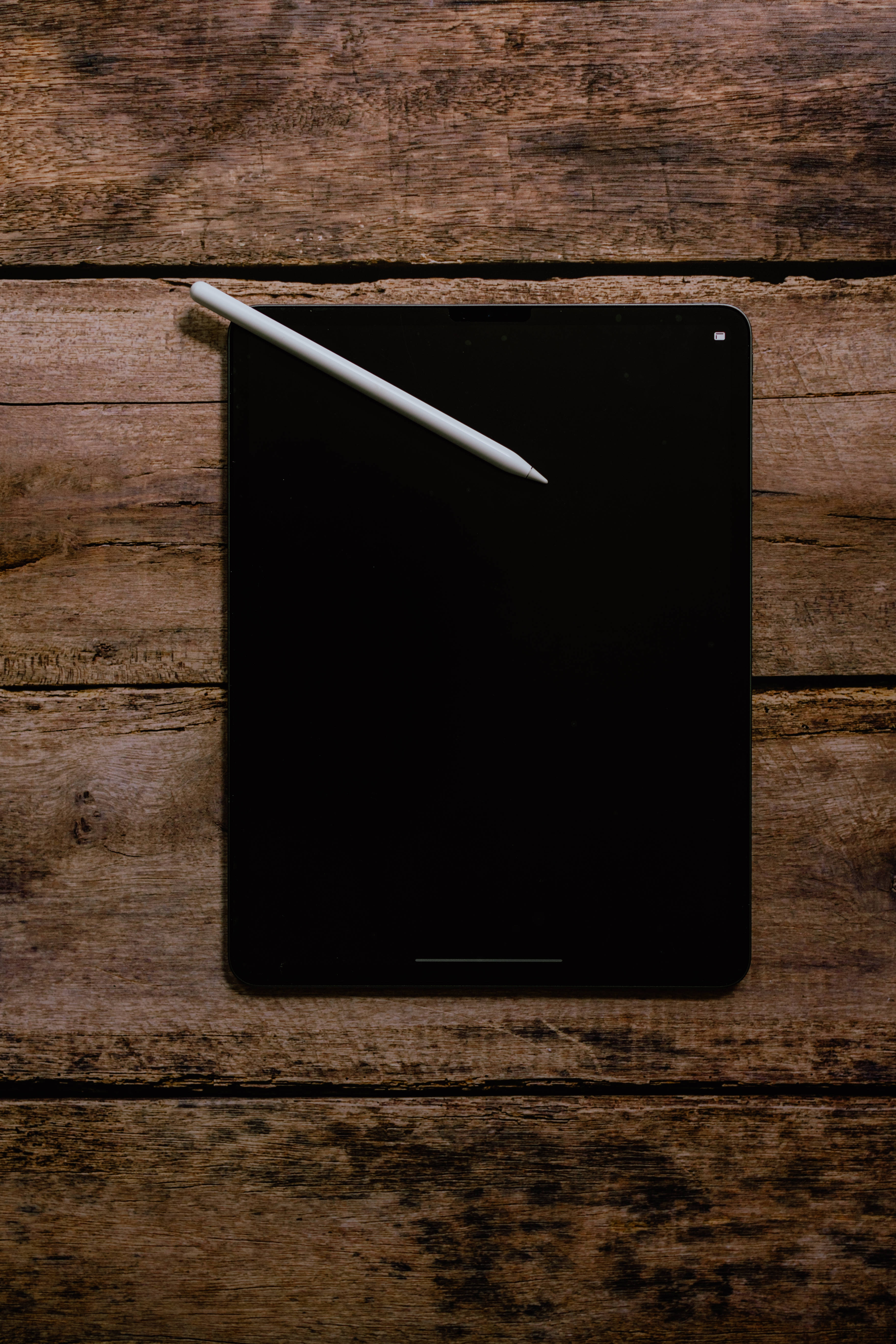 Apple iPad Pro на дърво Тапет