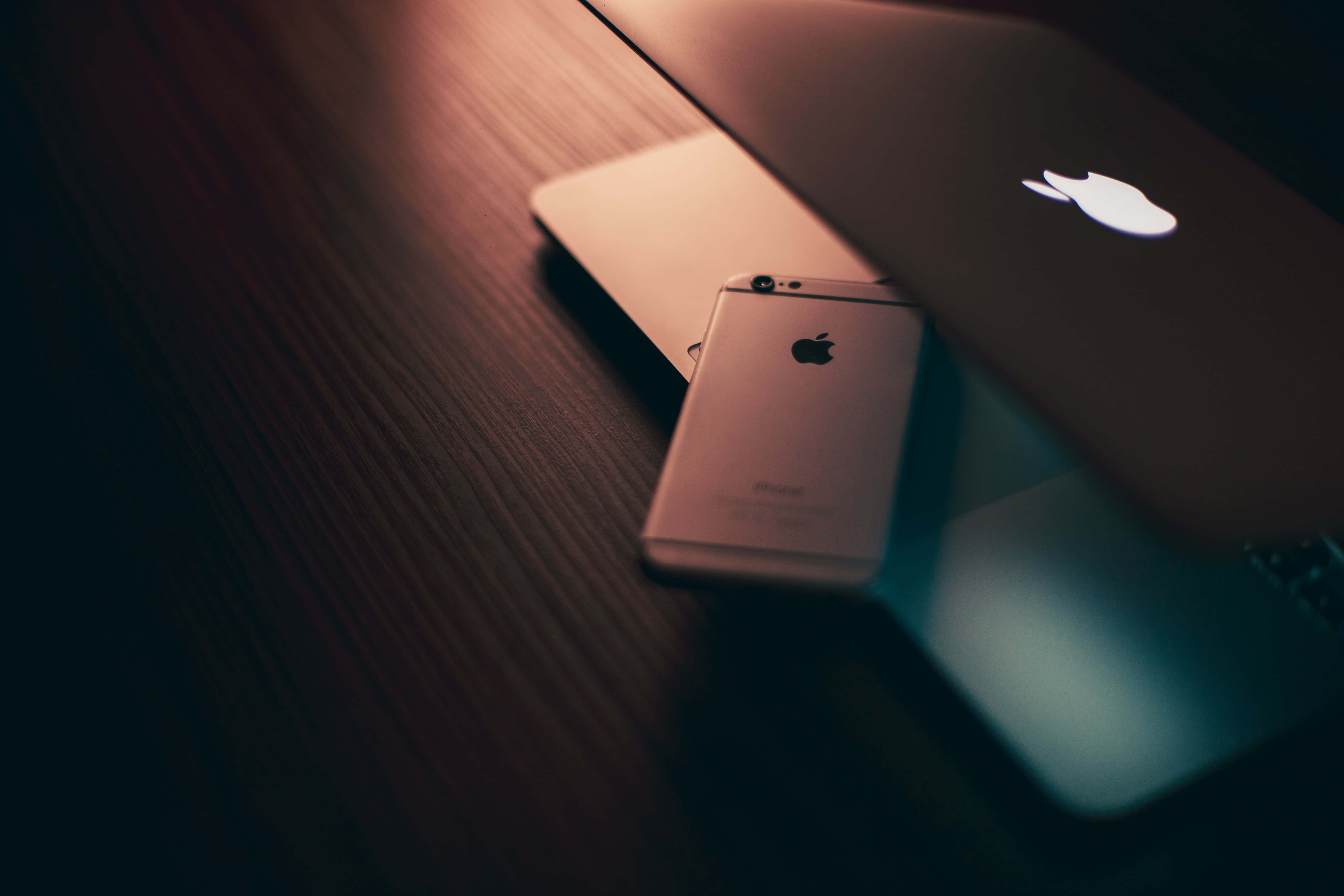 Стилен и модерен лаптоп Apple MacBook Тапет