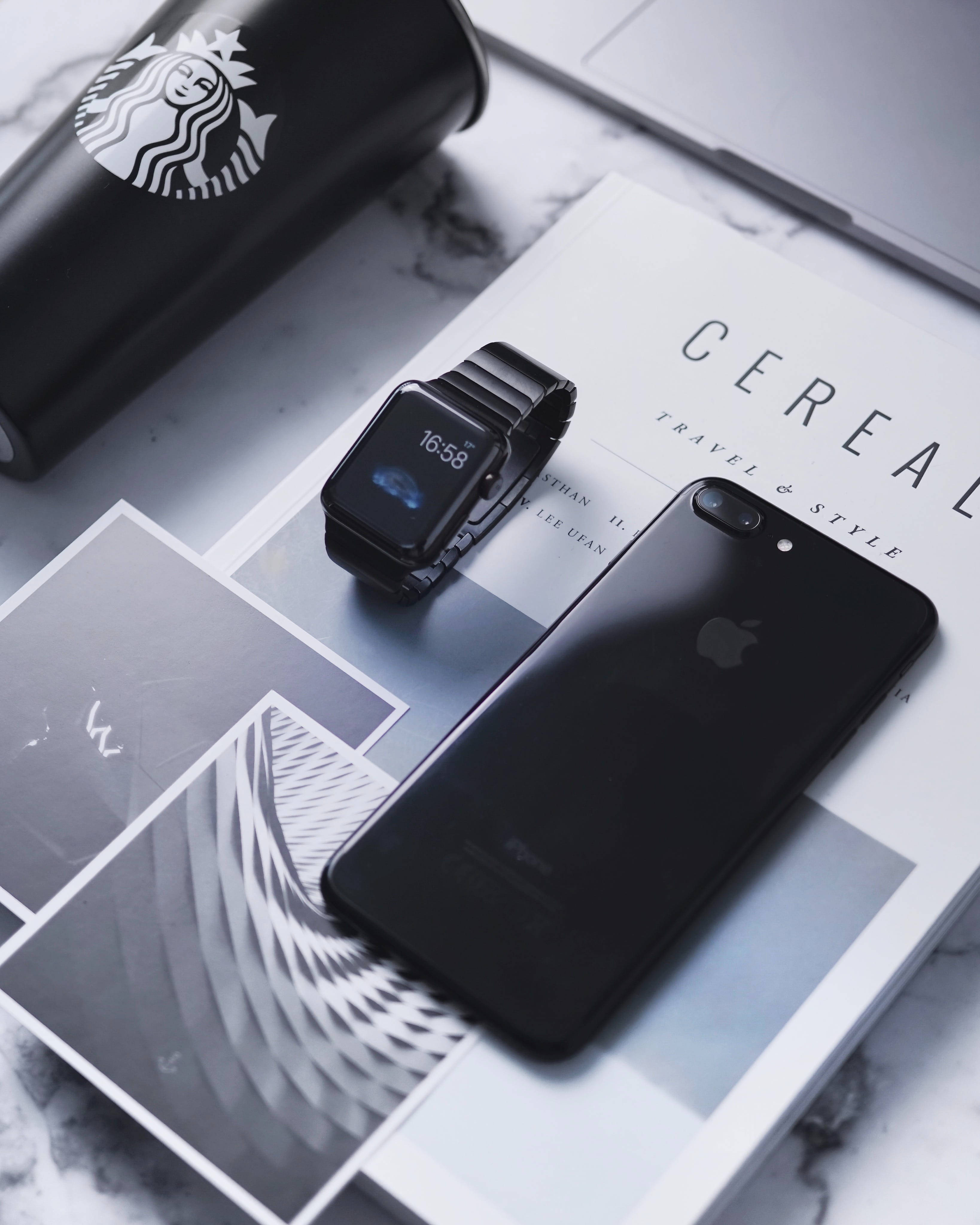 Apple Watch и черен Jet Black iPhone Тапет