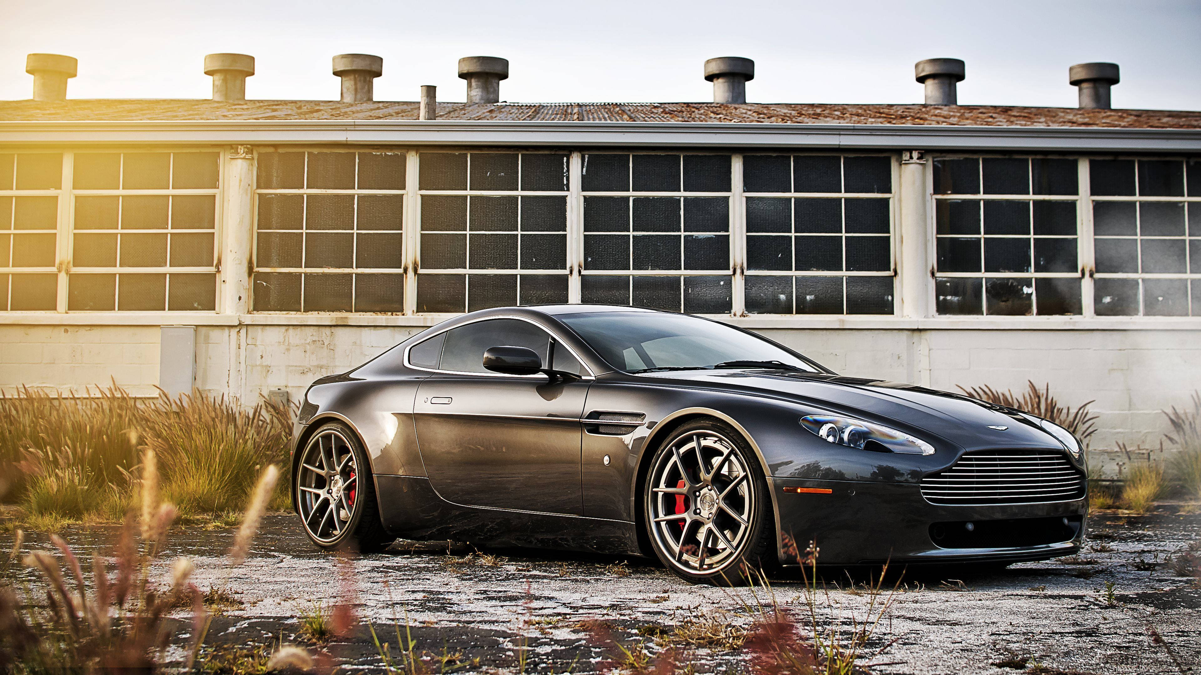 Сива Aston Martin DB8 4K Тапет
