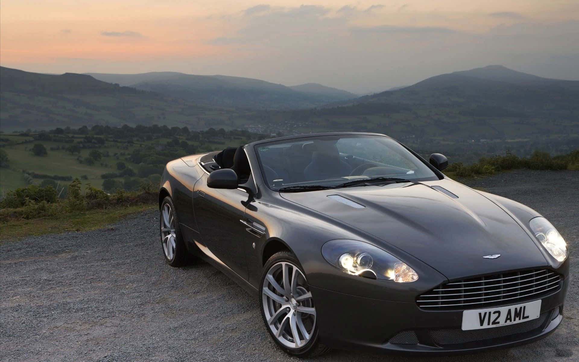 Надпис: Елегантен Aston Martin DB9 на пътя Тапет