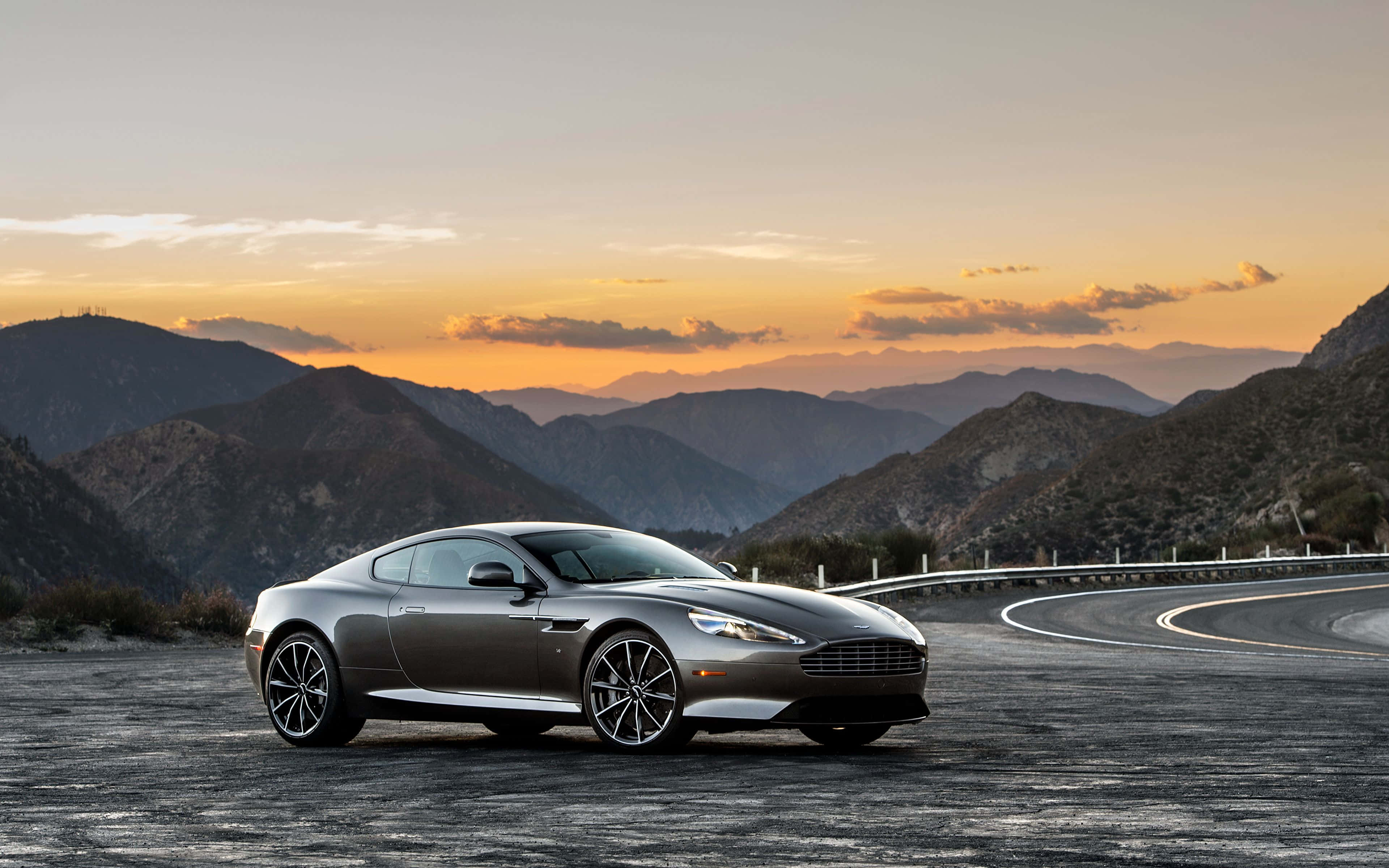 Елегантен и стилен Aston Martin DB9 Тапет