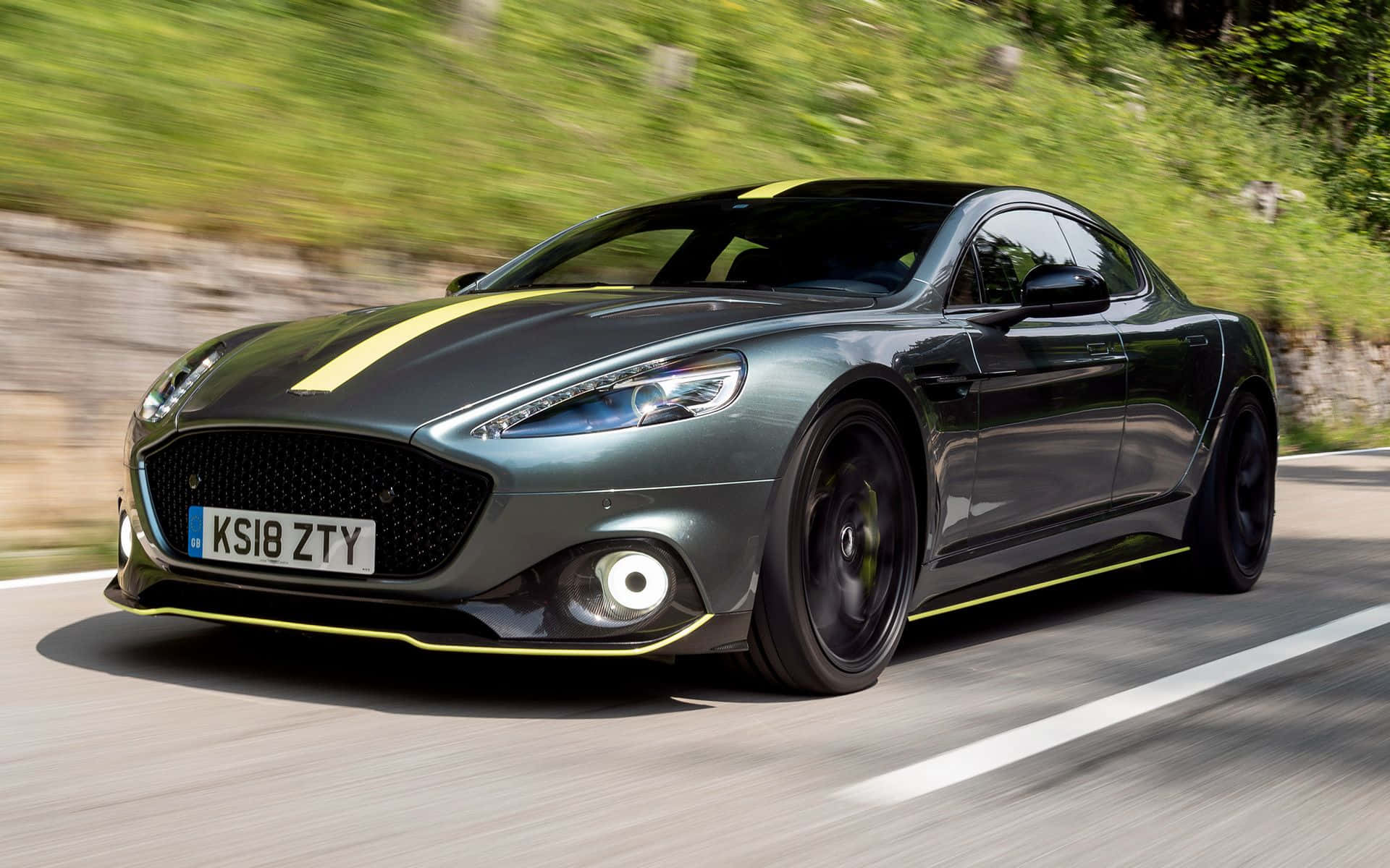 Надпис: Aston Martin Rapide S – Слиание на мощ и лукс Тапет