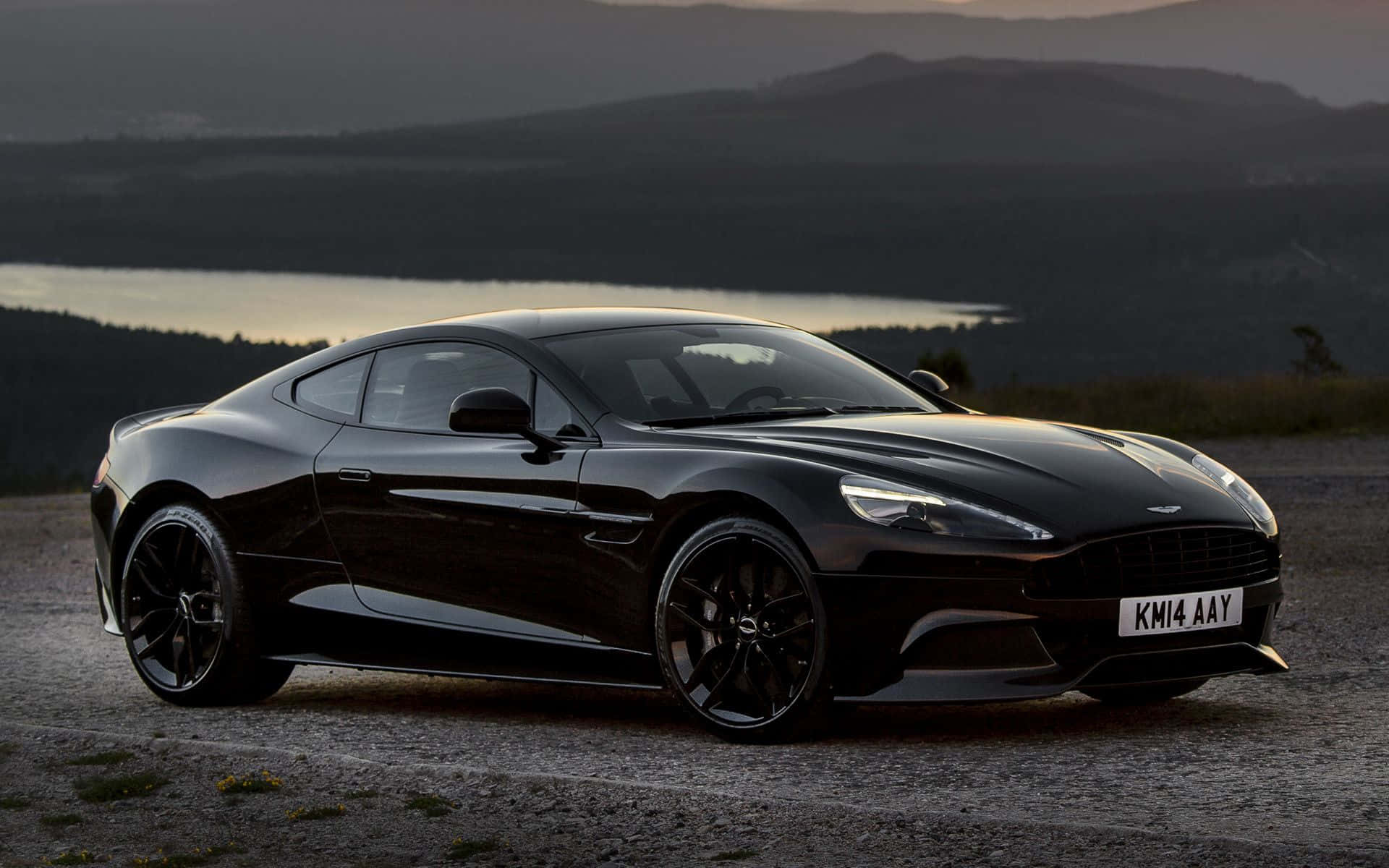 Удивителен Aston Martin Vanquish в движение Тапет