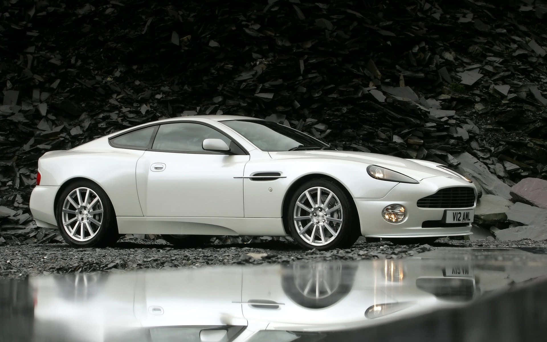 Луксозния и мощен Aston Martin Vanquish Тапет