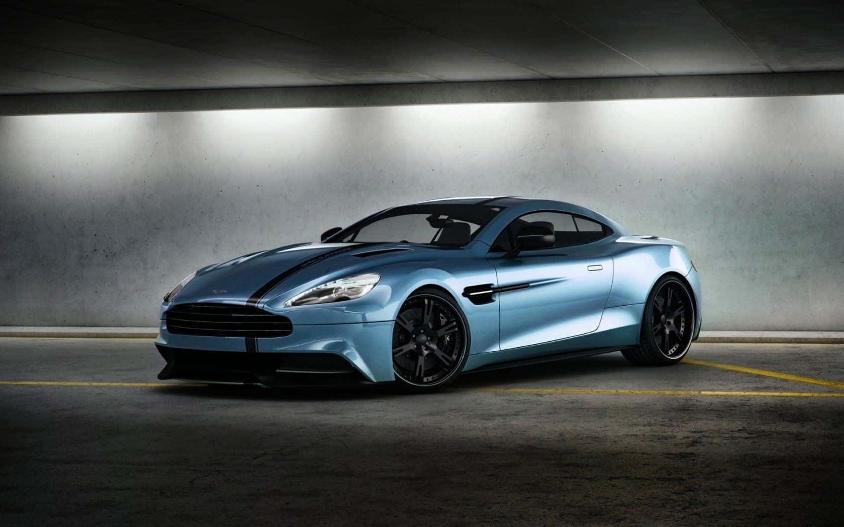 Елегантен Aston Martin Vanquish в движение Тапет