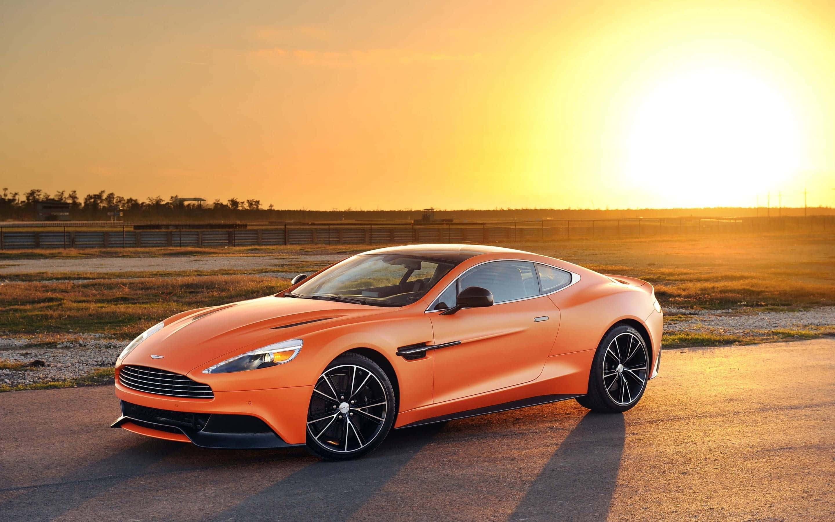 Завладяващ Aston Martin Vanquish в движение Тапет