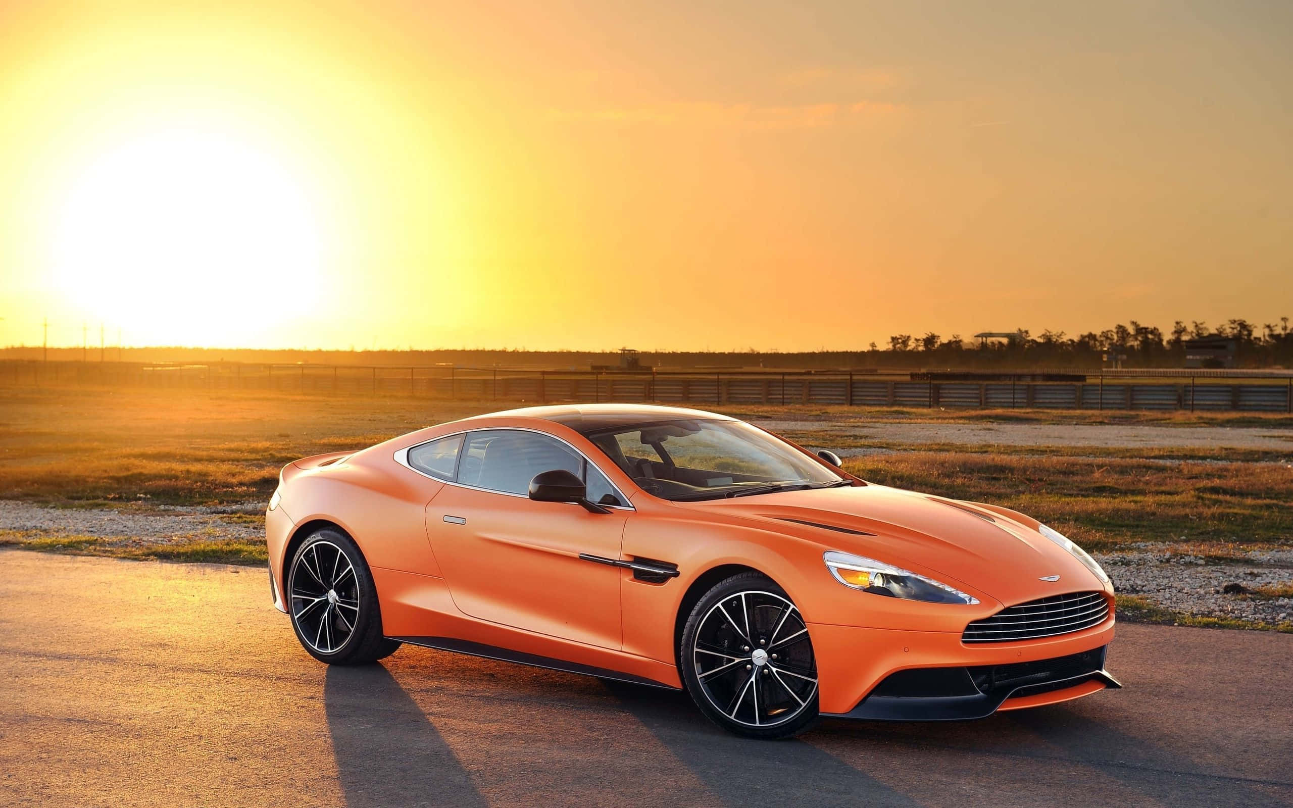Елегантен Aston Martin Vanquish в движение Тапет