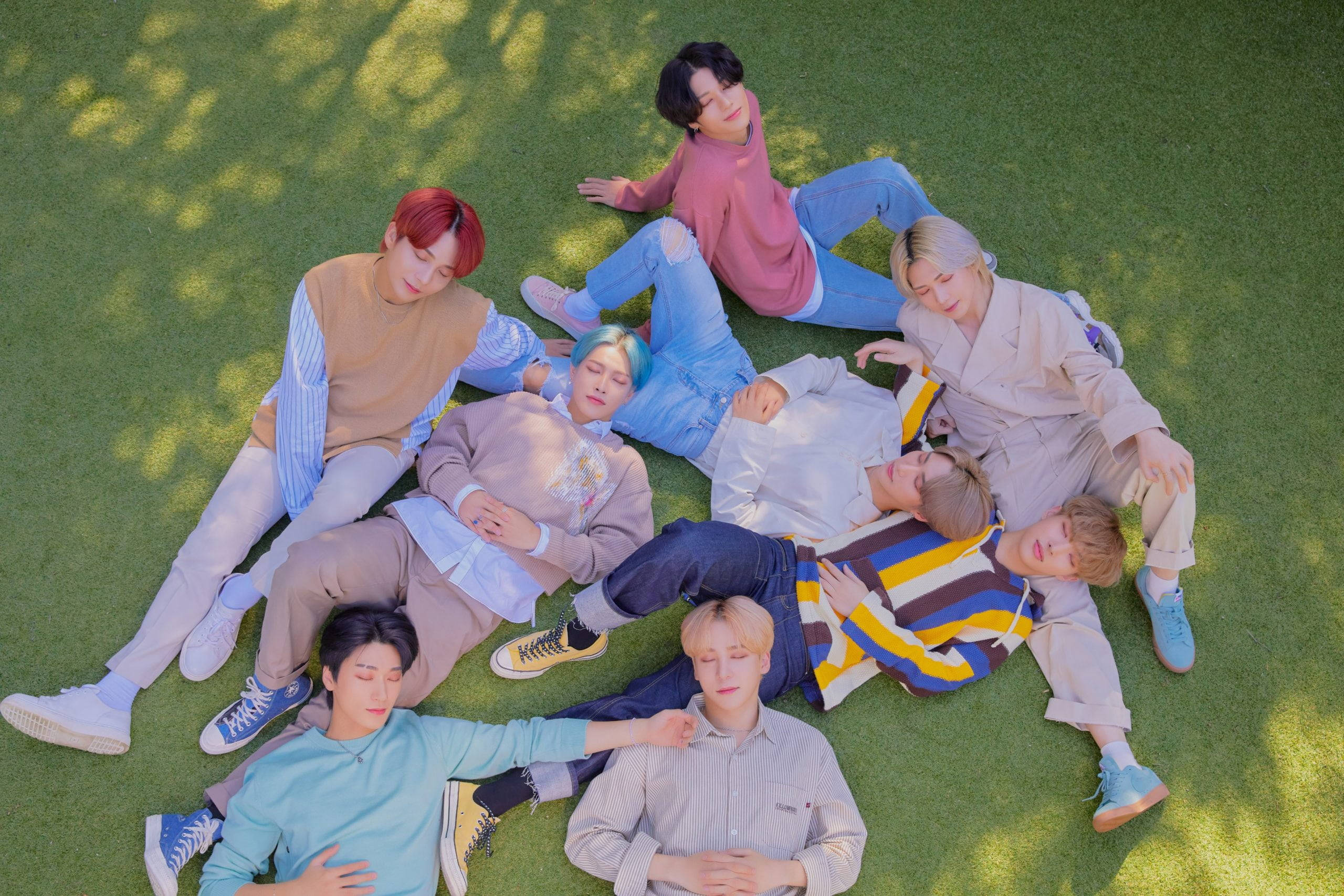 ATEEZ на поляна Тапет