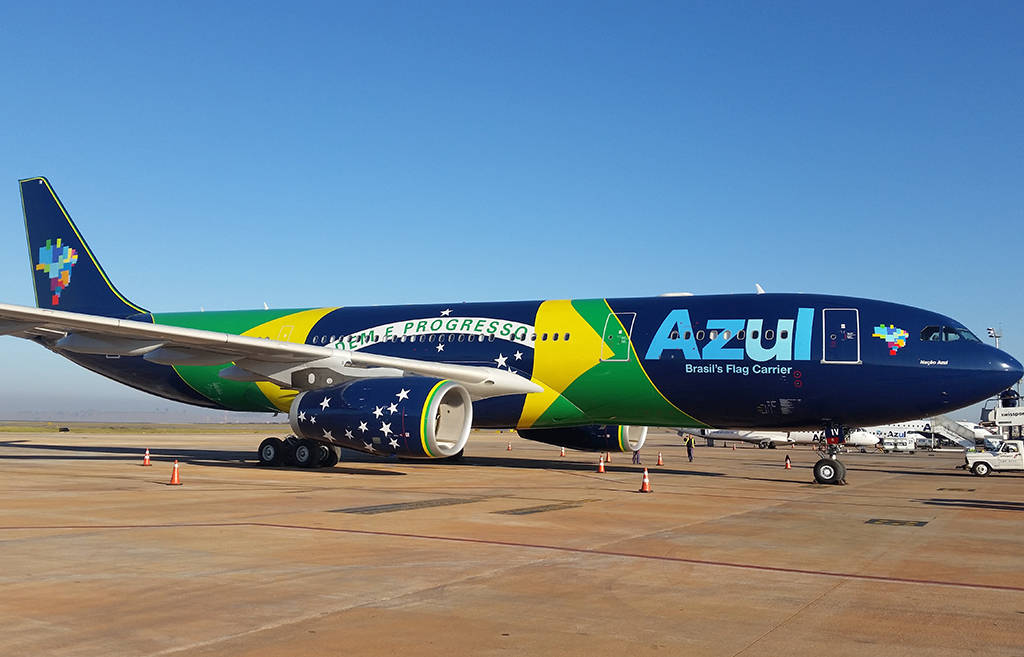 Величественото нощно излитане на Azul Airlines Тапет