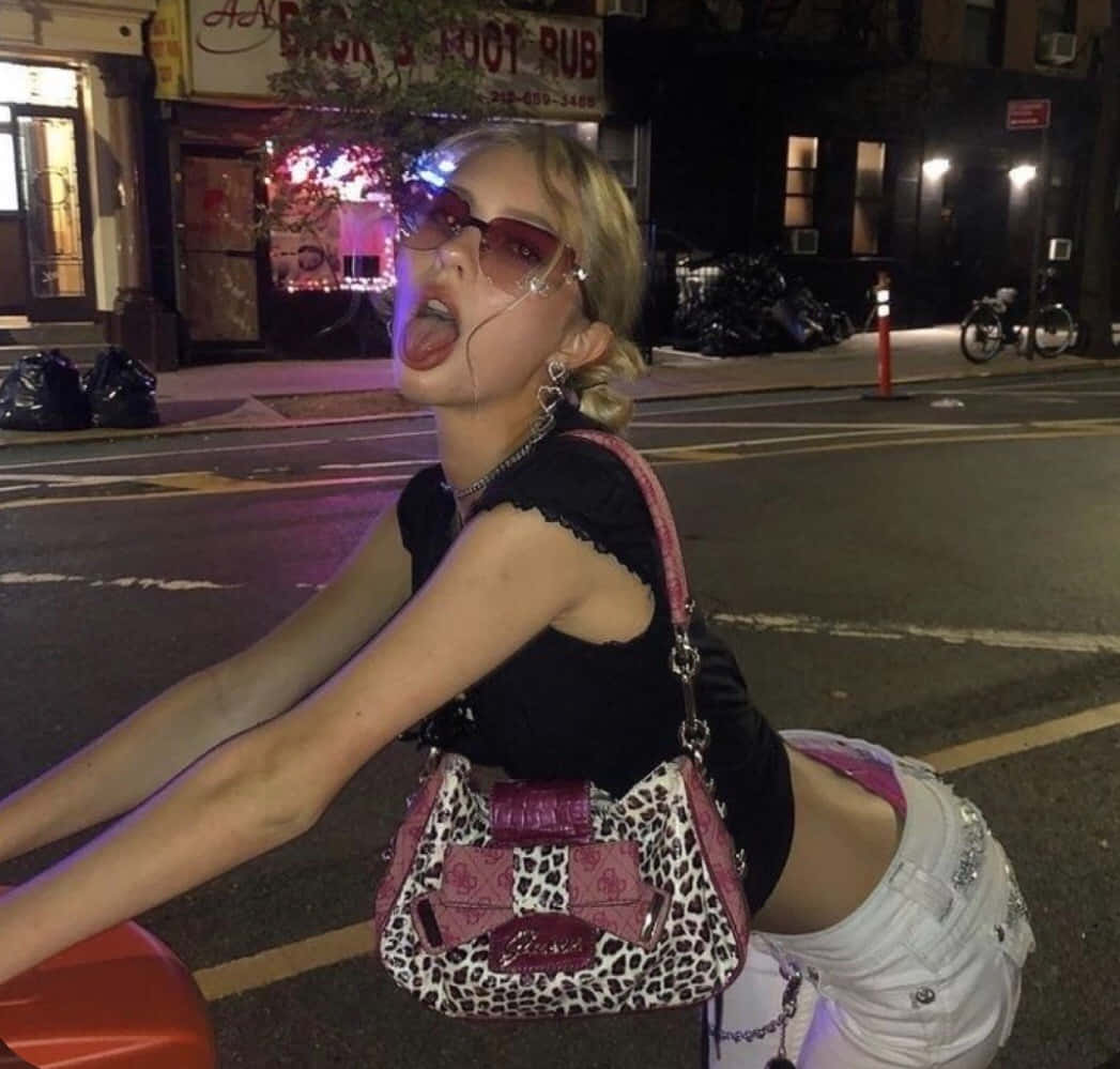 Изглеждай красиво и уверено в своя baddie aesthetic! Тапет