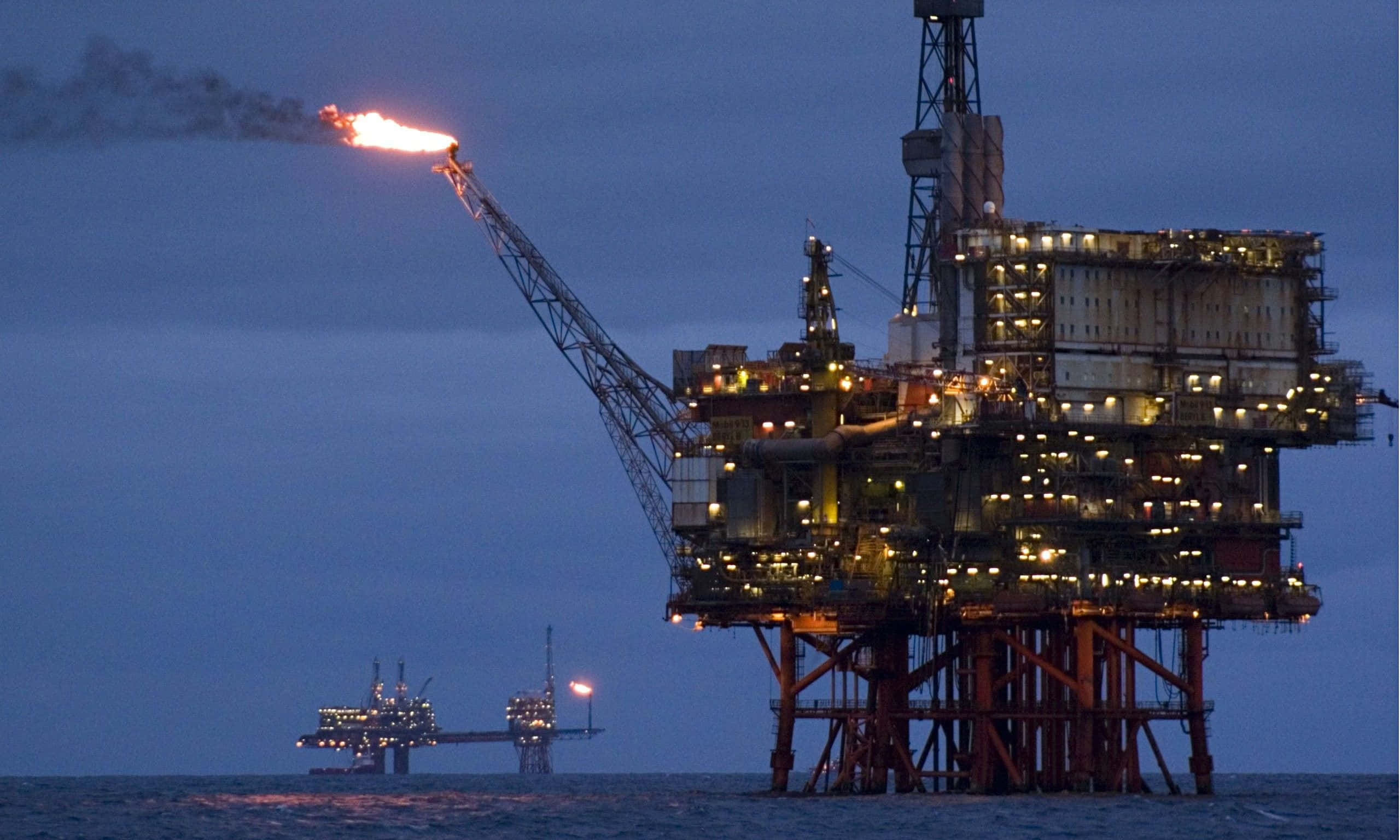 Величествен изглед към нефтената платформа Beryl Bravo Тапет