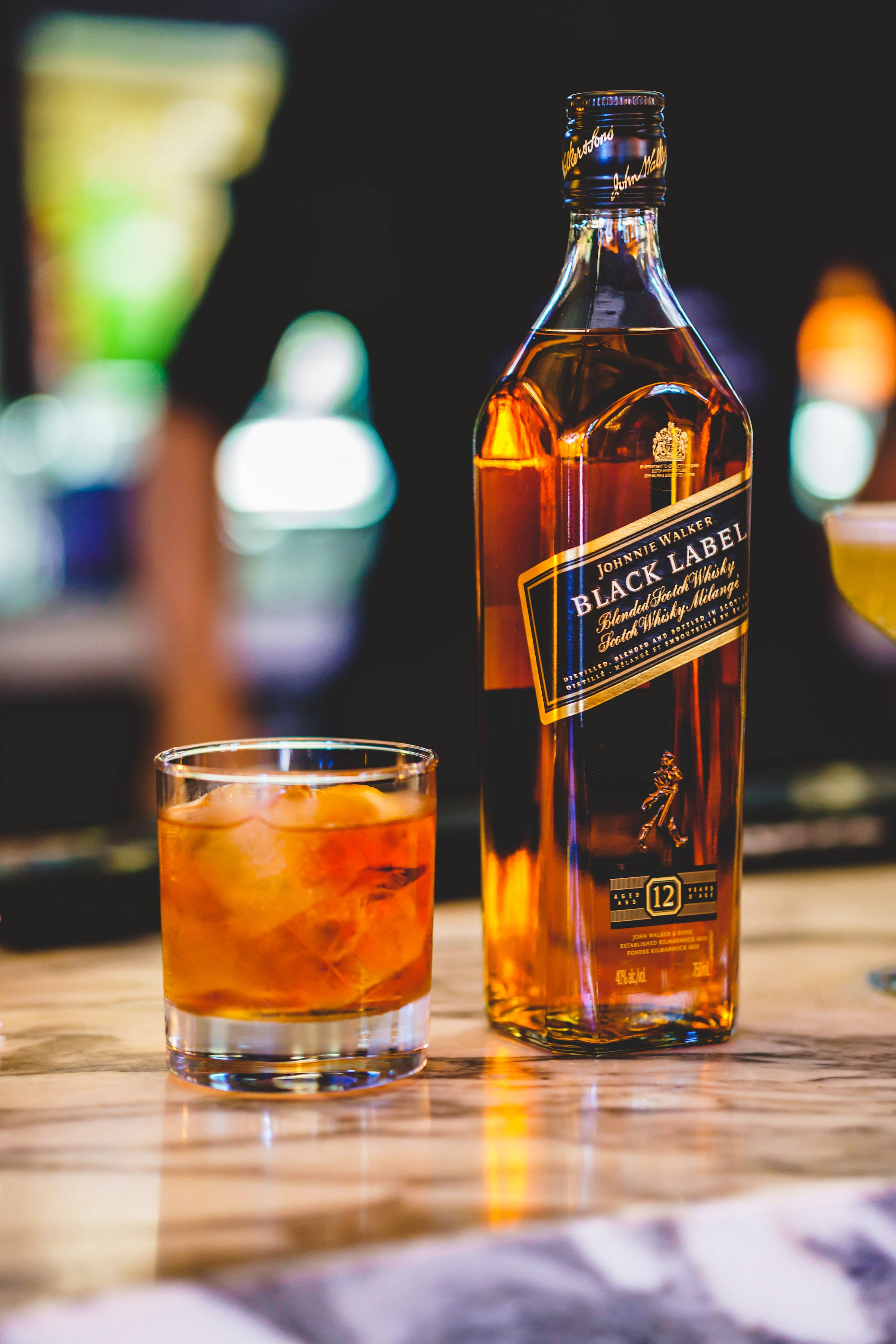 Изискан вкус – бутилка и чаша за уиски Black Label Тапет