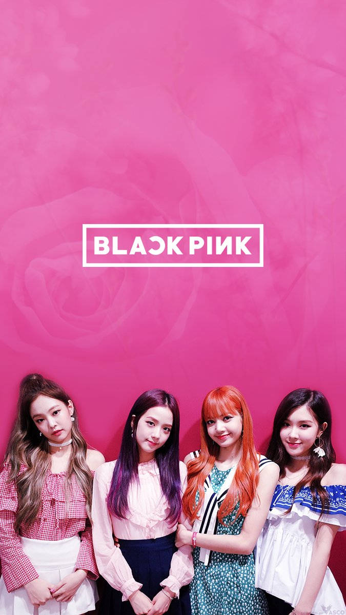 Тапет на членовете на Blackpink пред графична стена с розови рози — Blackpink Тапет