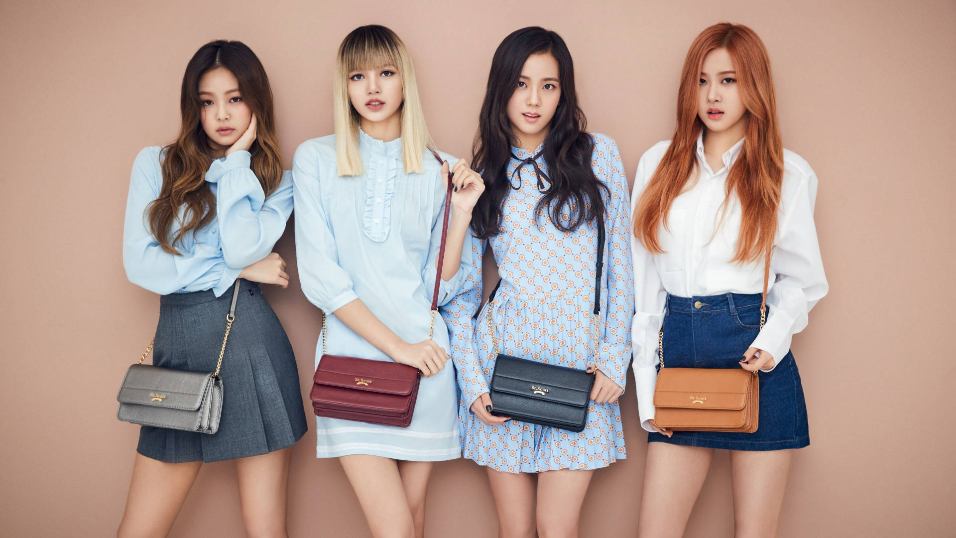 Тапет на Blackpink с членовете, позиращи с чанти през рамо на бежов фон — Blackpink Тапет