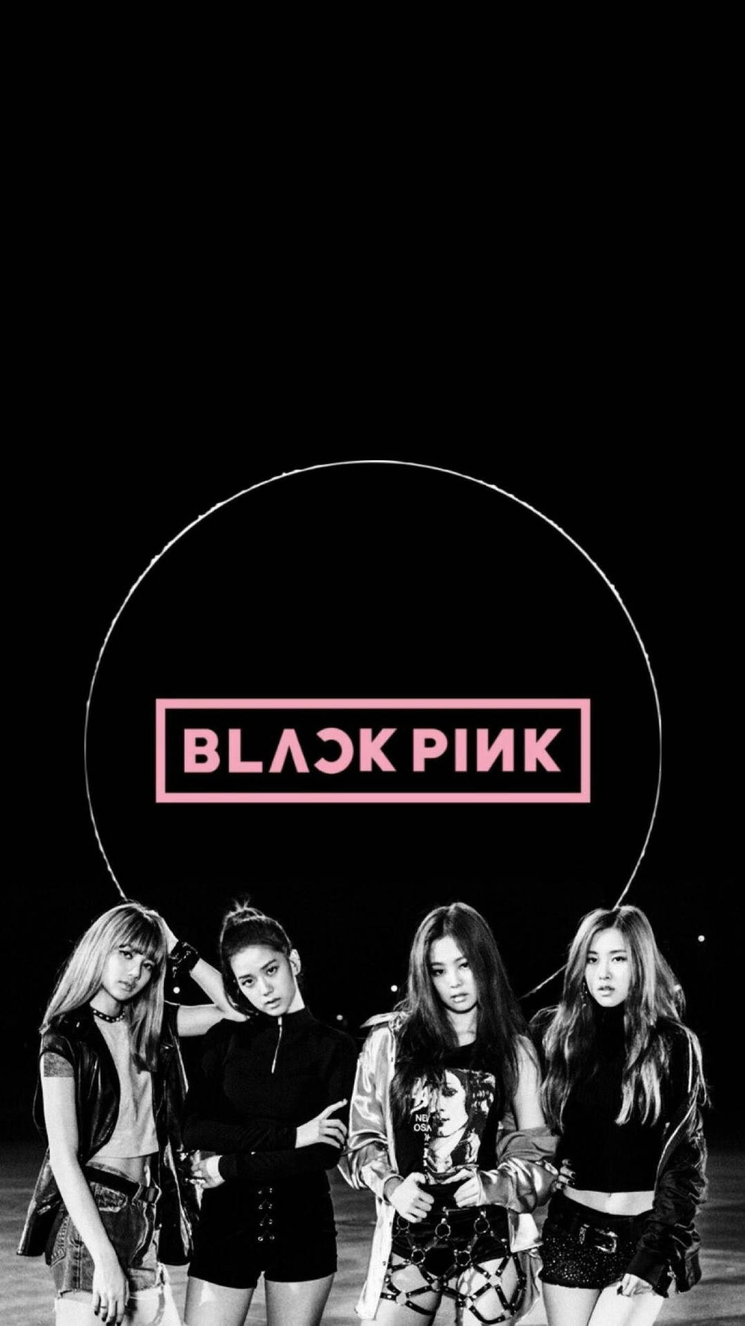 Blackpink тапет на членове на черен фон с лого в светещ пръстен