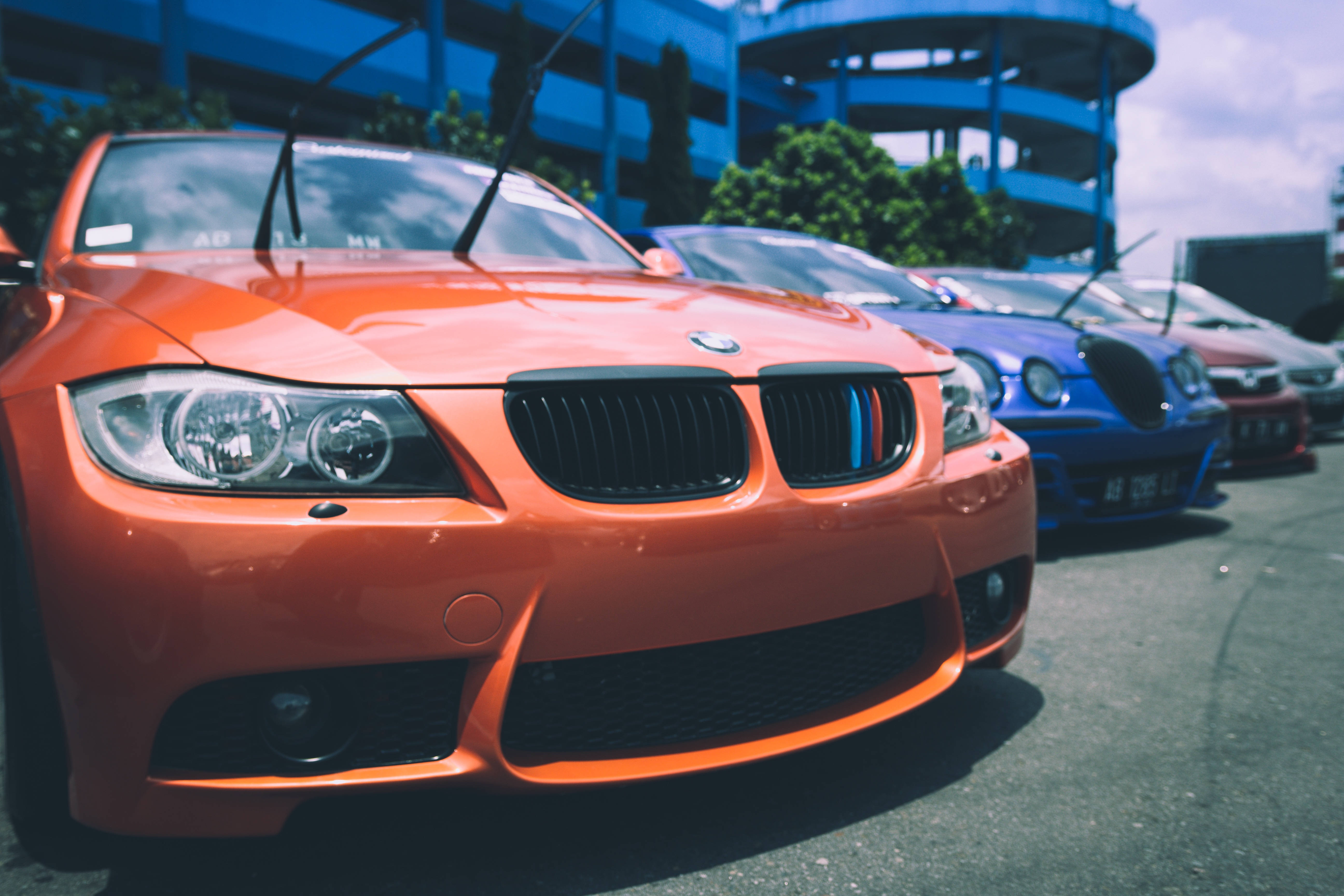 Предни части на паркирани BMW автомобили Тапет