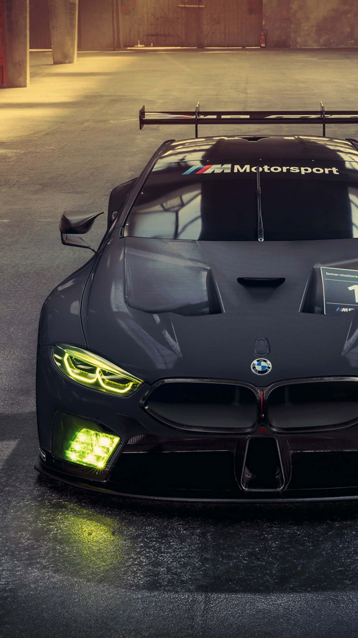 Готино BMW в градска среда Тапет