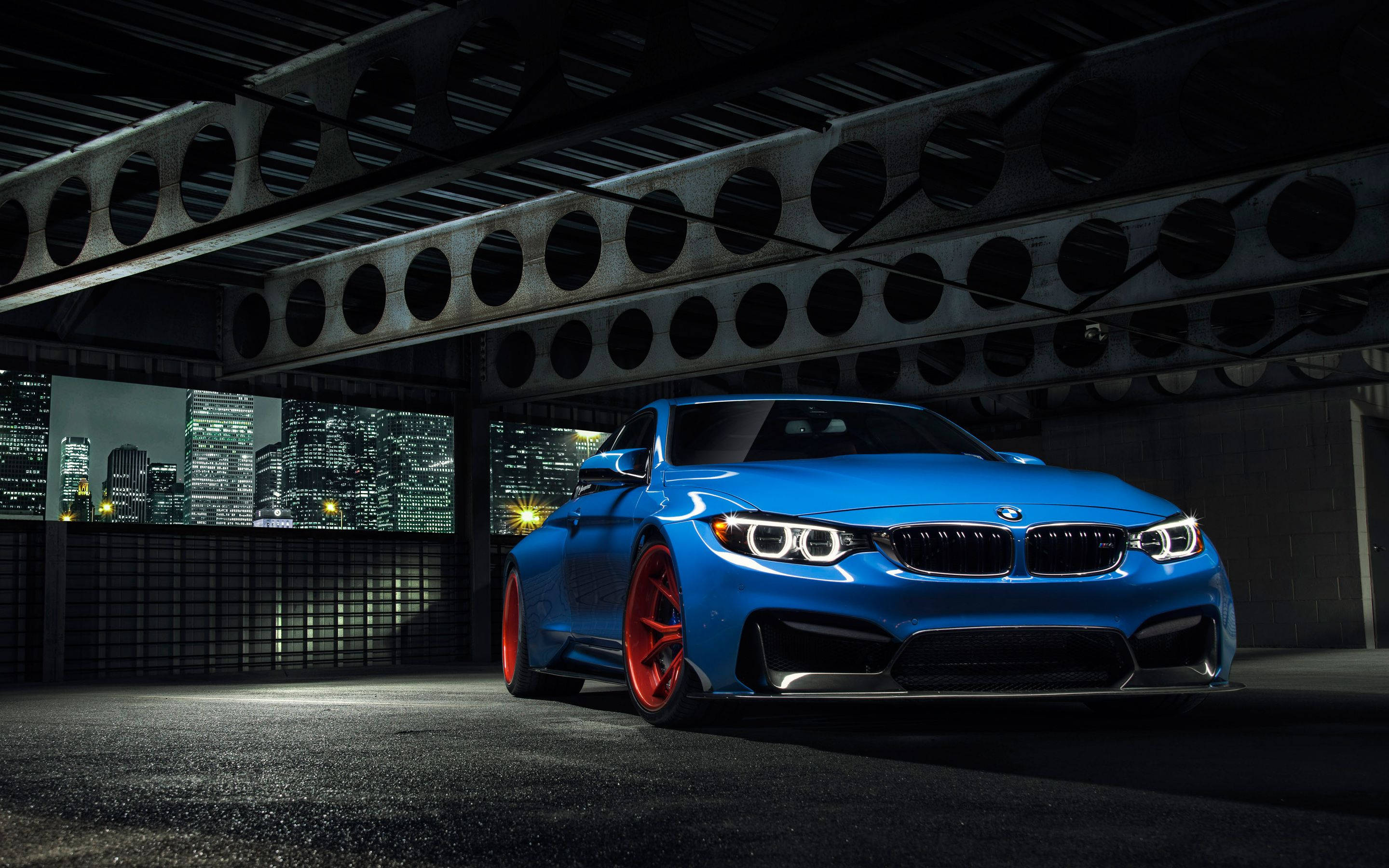 Син BMW на закрит паркинг Тапет