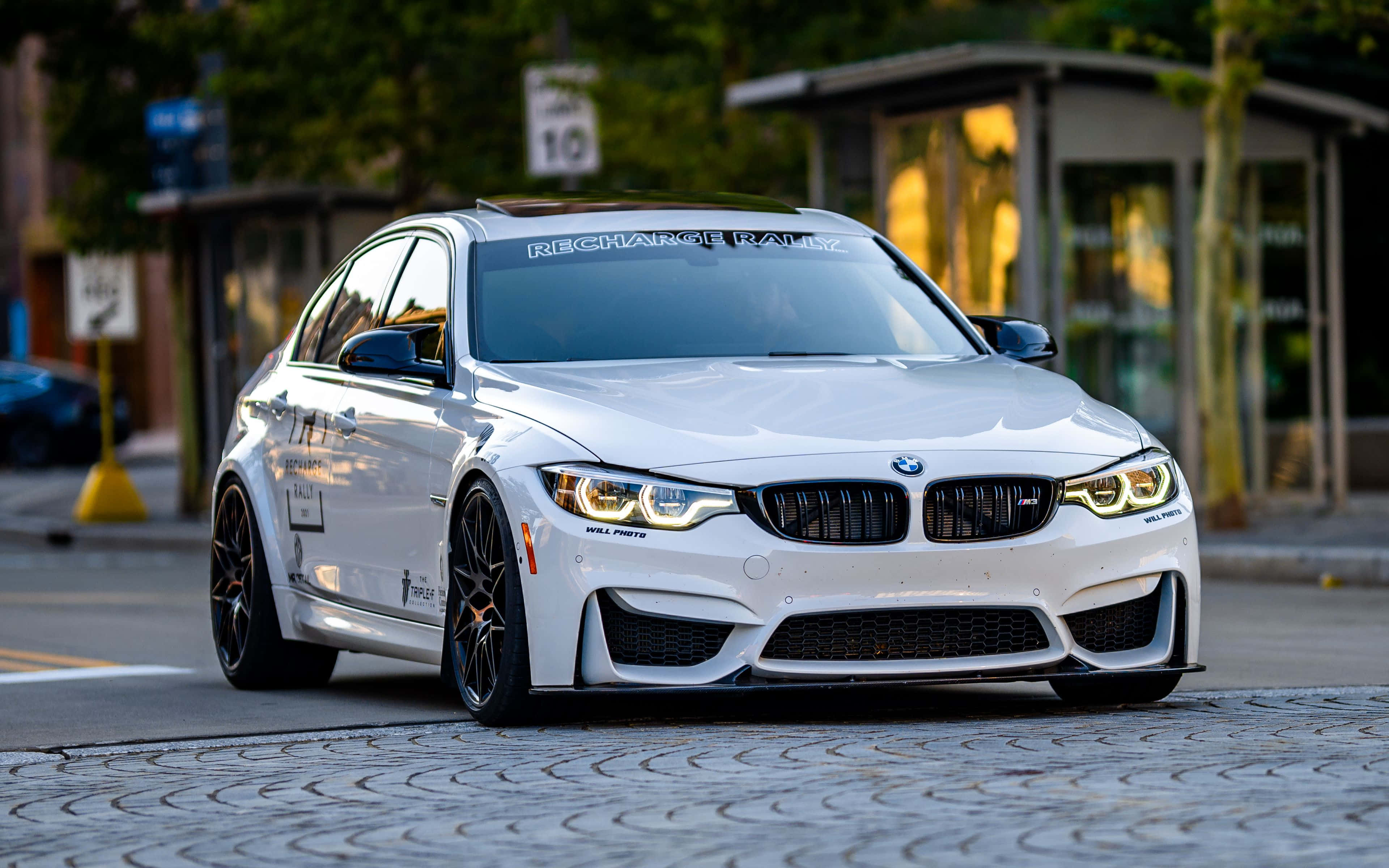 Фон на BMW на път Тапет