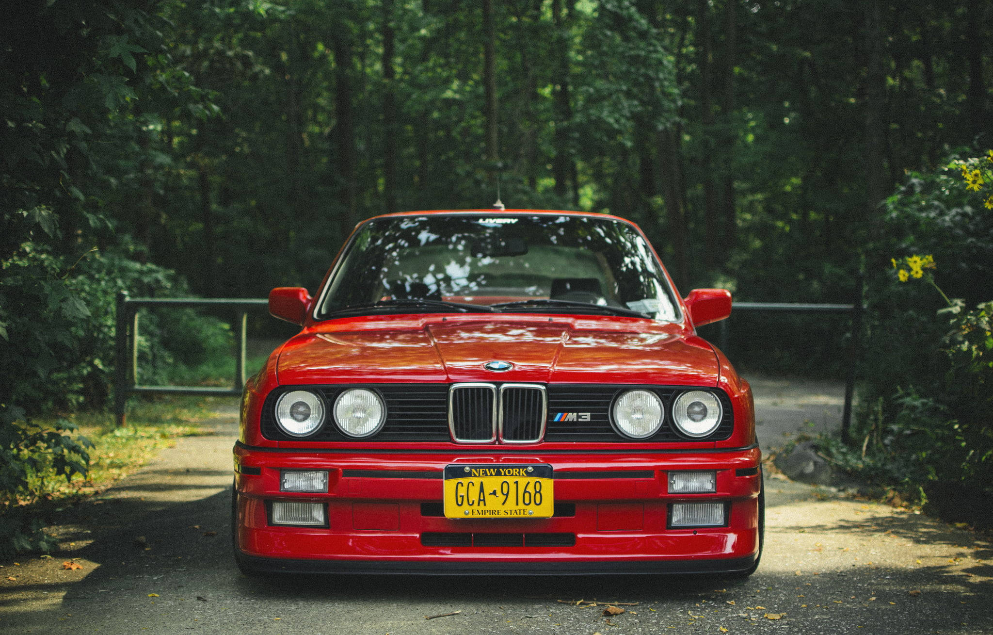 Червено BMW E30 M3 за лаптоп Тапет