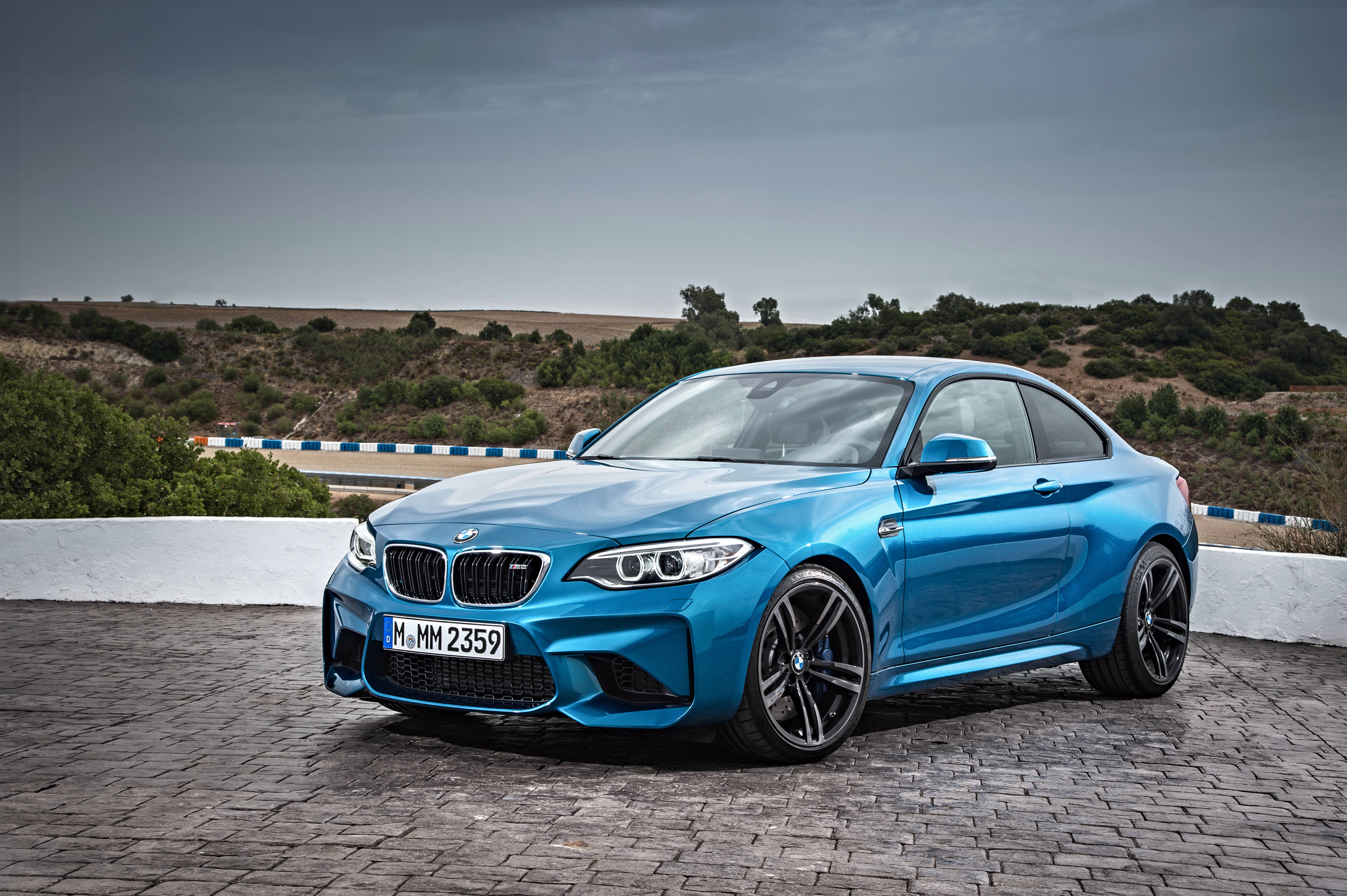 Круиз по планинските пътища в син BMW F87 Тапет