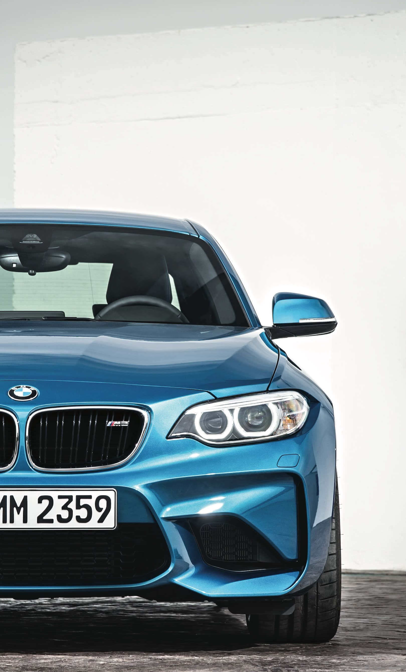 Стилен BMW тапет за iPhone с елегантен спортен автомобил и лого Тапет