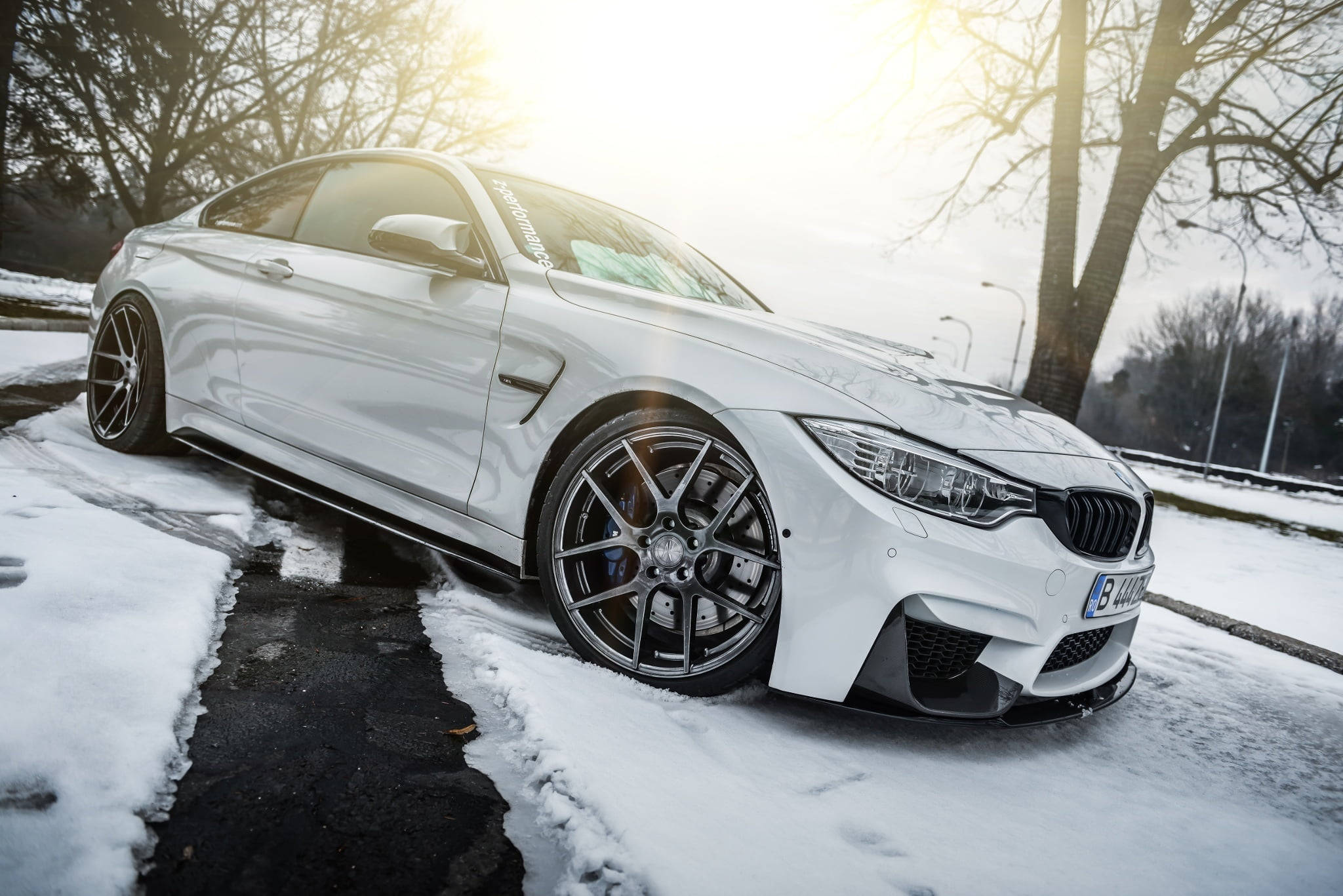 Бял BMW M4 за лаптоп Тапет
