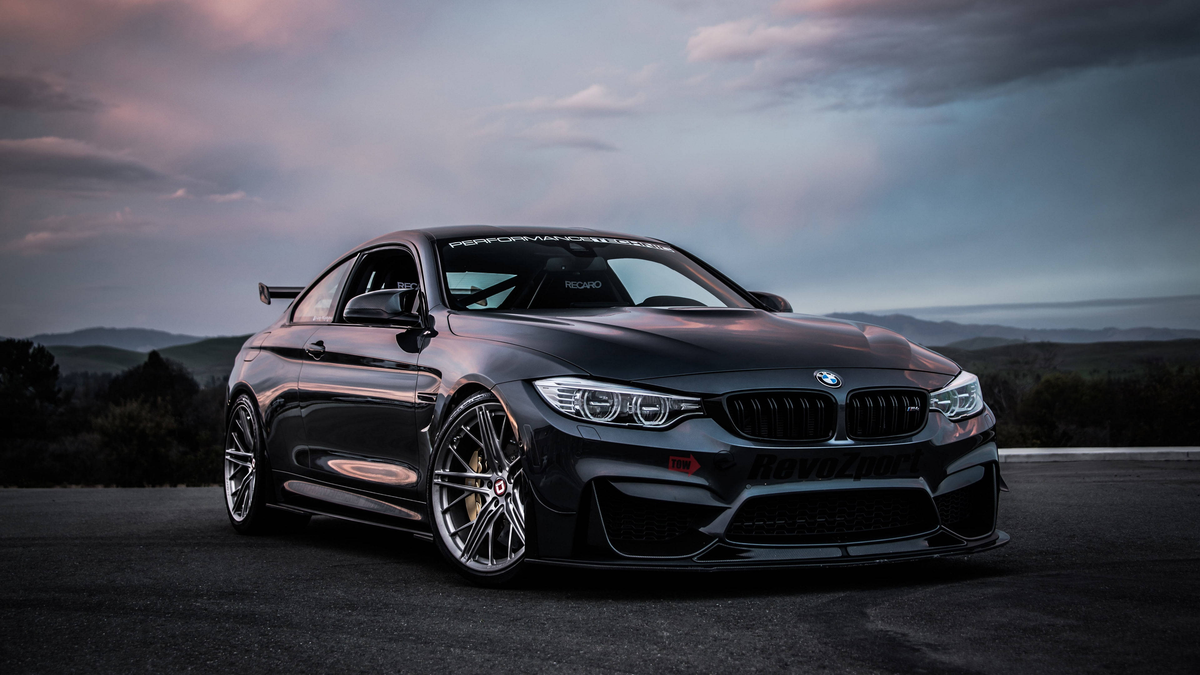 Лъскав черен автомобил BMW M4 Тапет