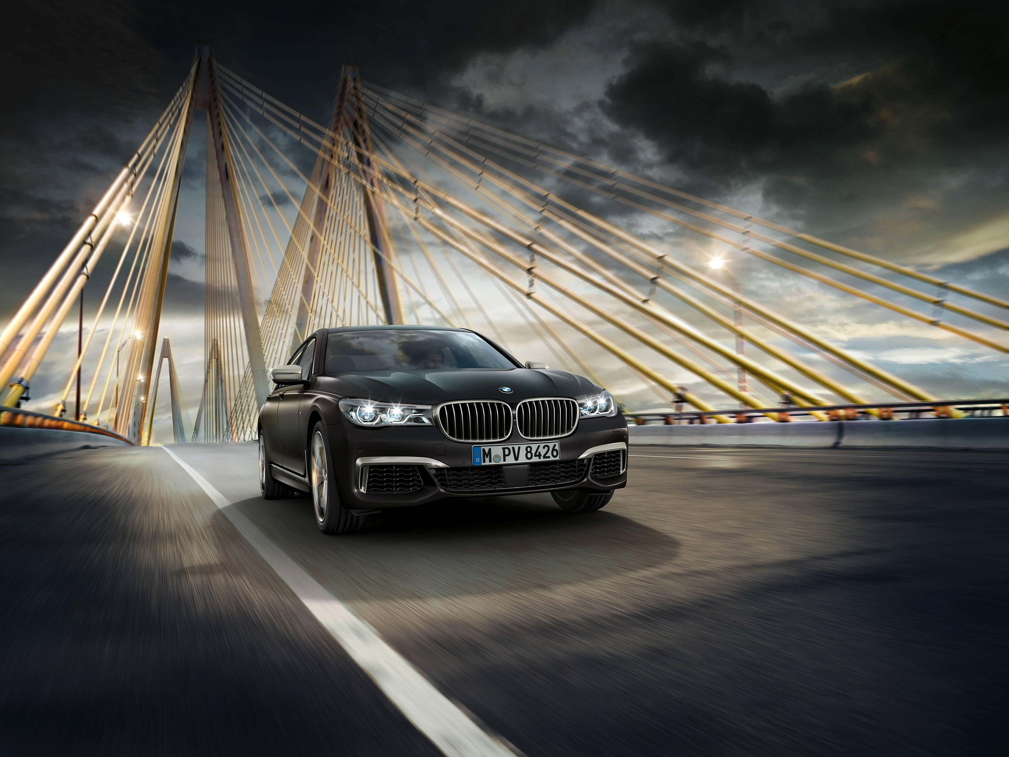 Пригответе се да поемете волана на луксозния BMW M760Li XDrive Тапет