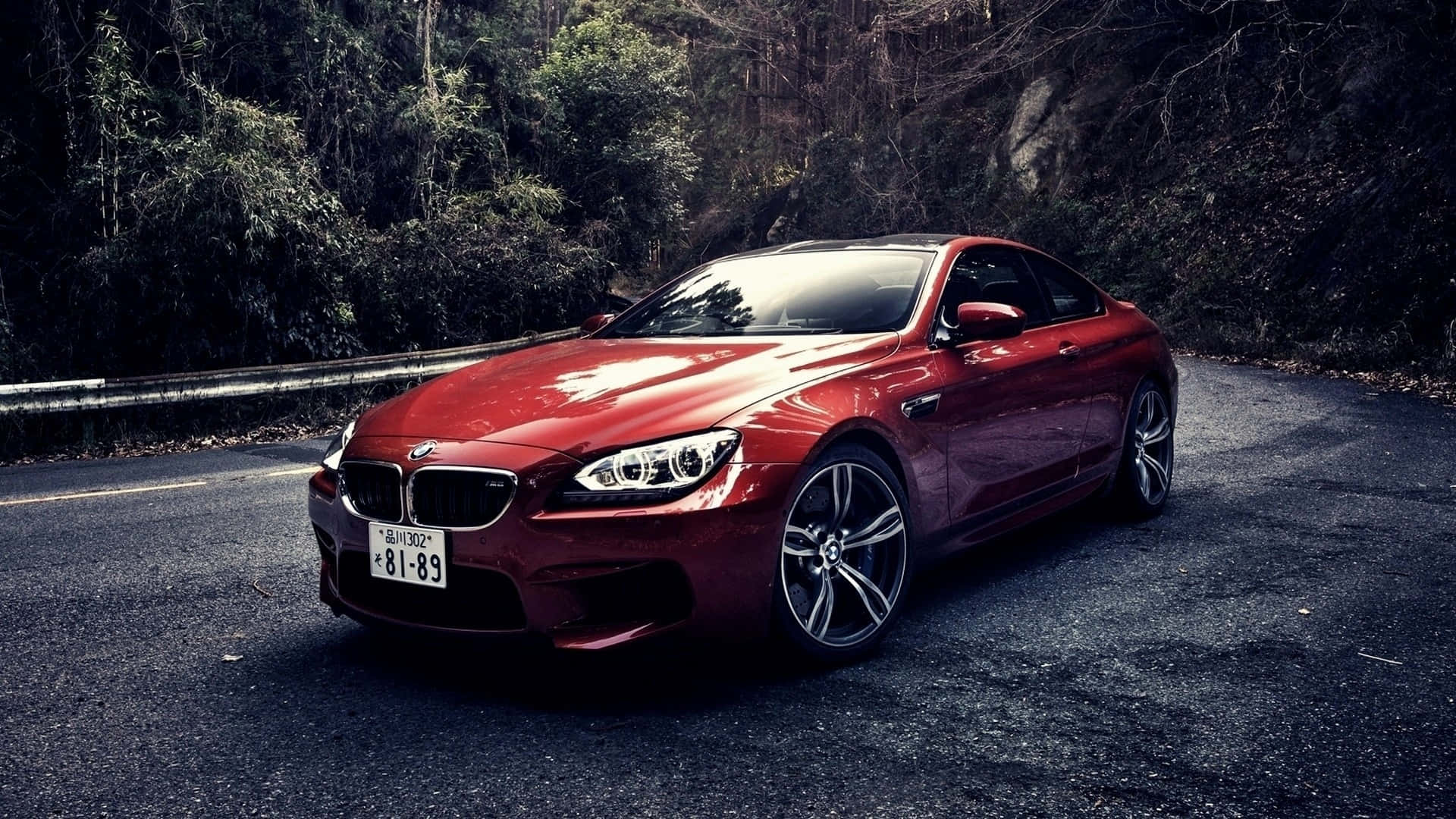 BMW фон път през гора Тапет