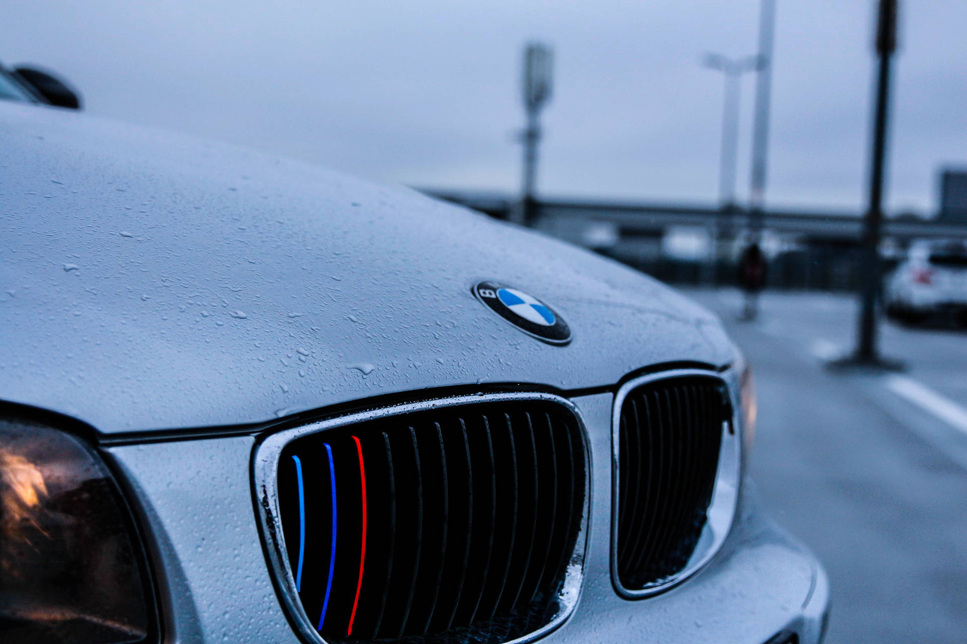 Близък план тапет на бял капак на BMW с дъждовни капки