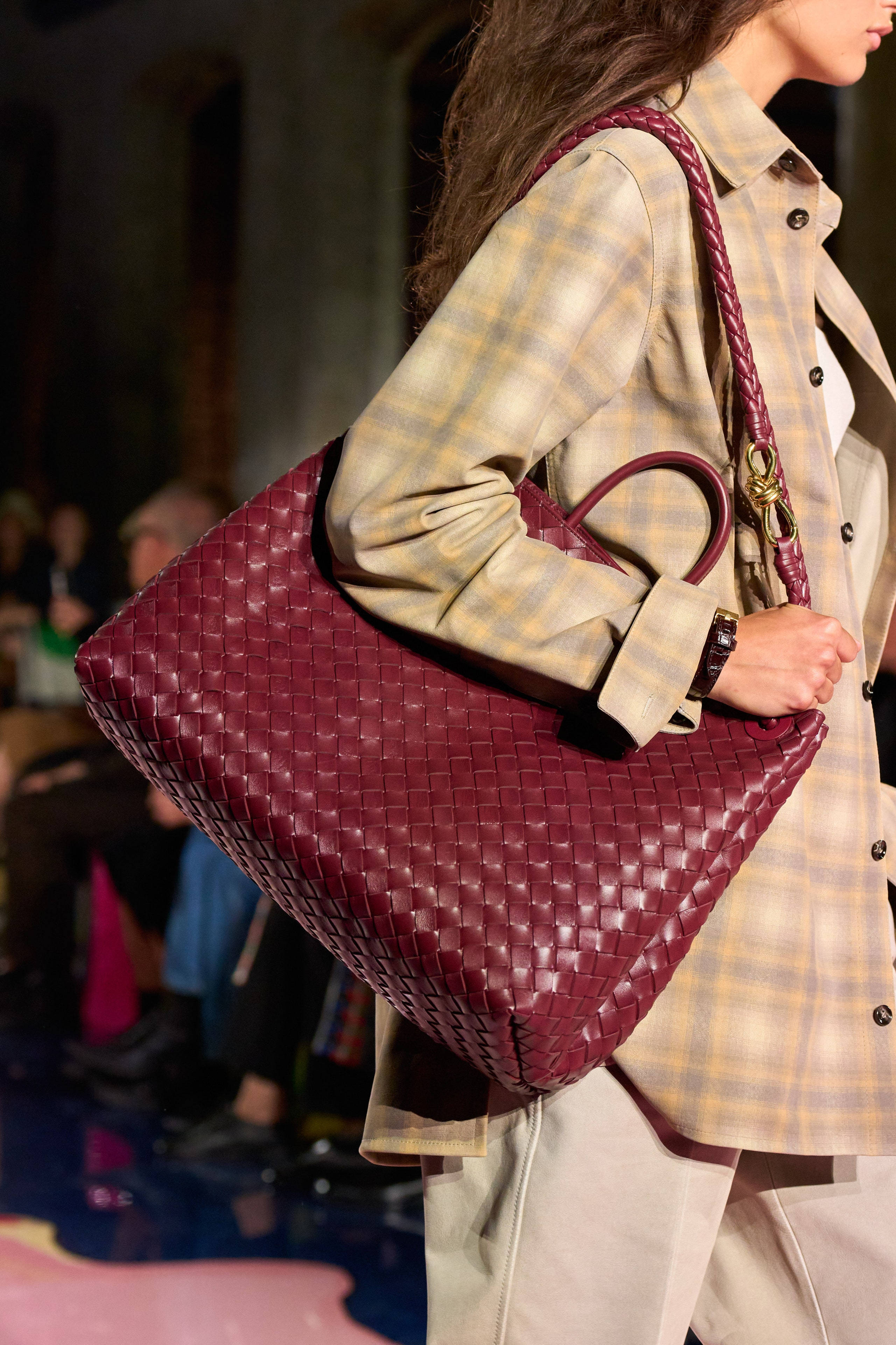 Червена чанта Bottega Veneta на модел Тапет