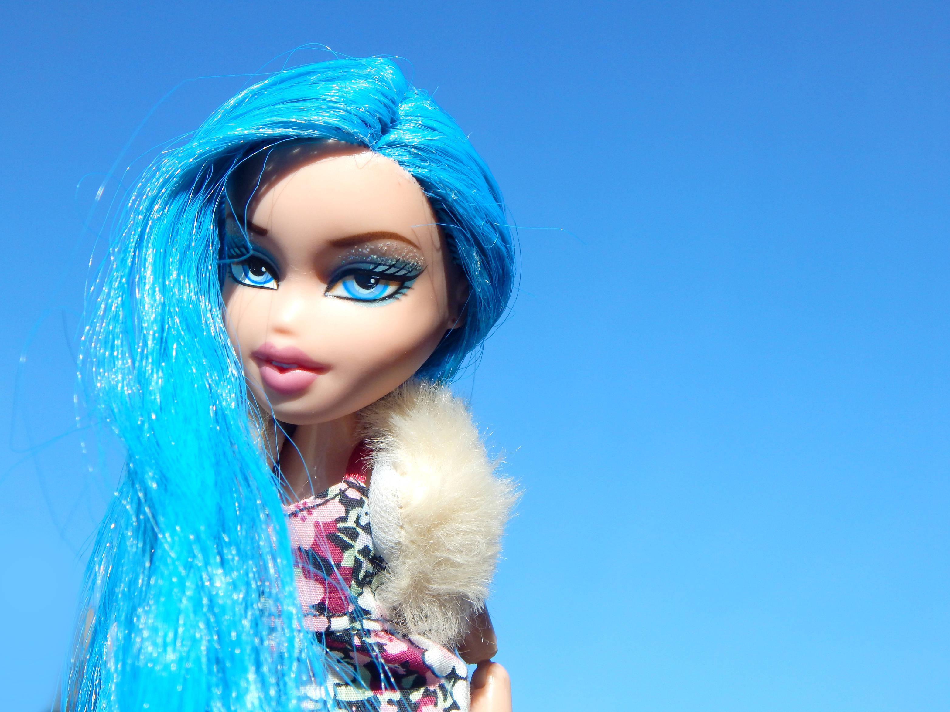 Bratz естетика в синя цветочна рокля Тапет
