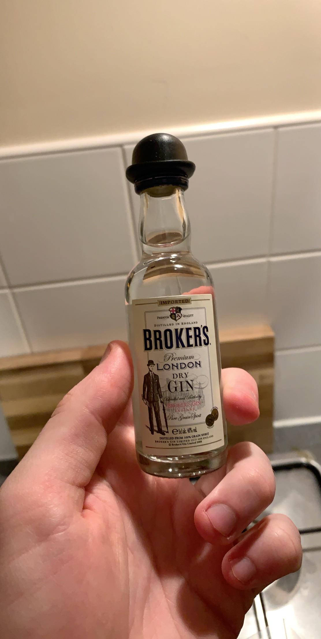 Надпис: Миниатюрно шише на Brokers Gin Тапет