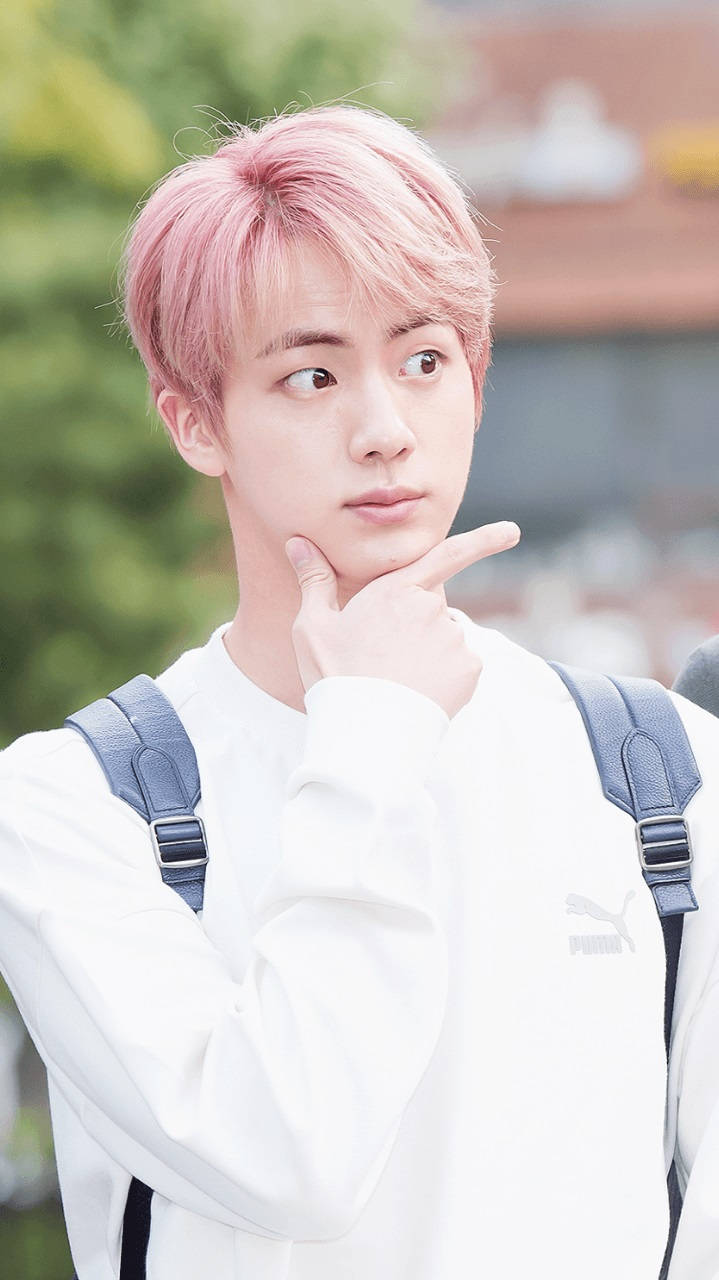Сладък BTS Джин в красива поза Тапет