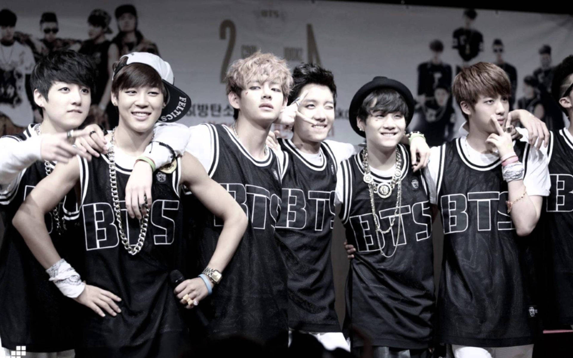 Групова снимка на BTS от дебюта им през 2013 Тапет